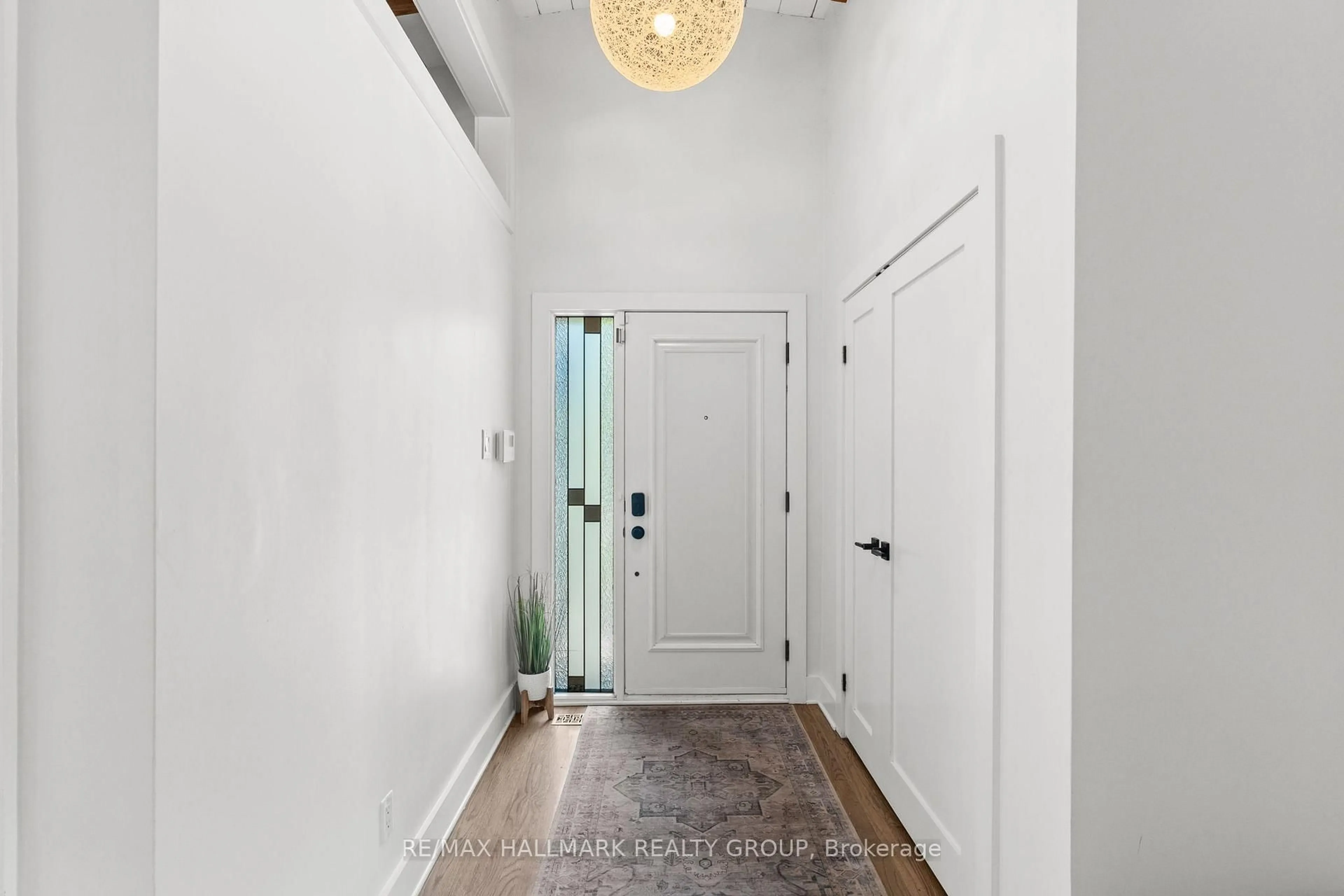 Indoor entryway for 377 Summit Ave, Ottawa Ontario K1H 6A1