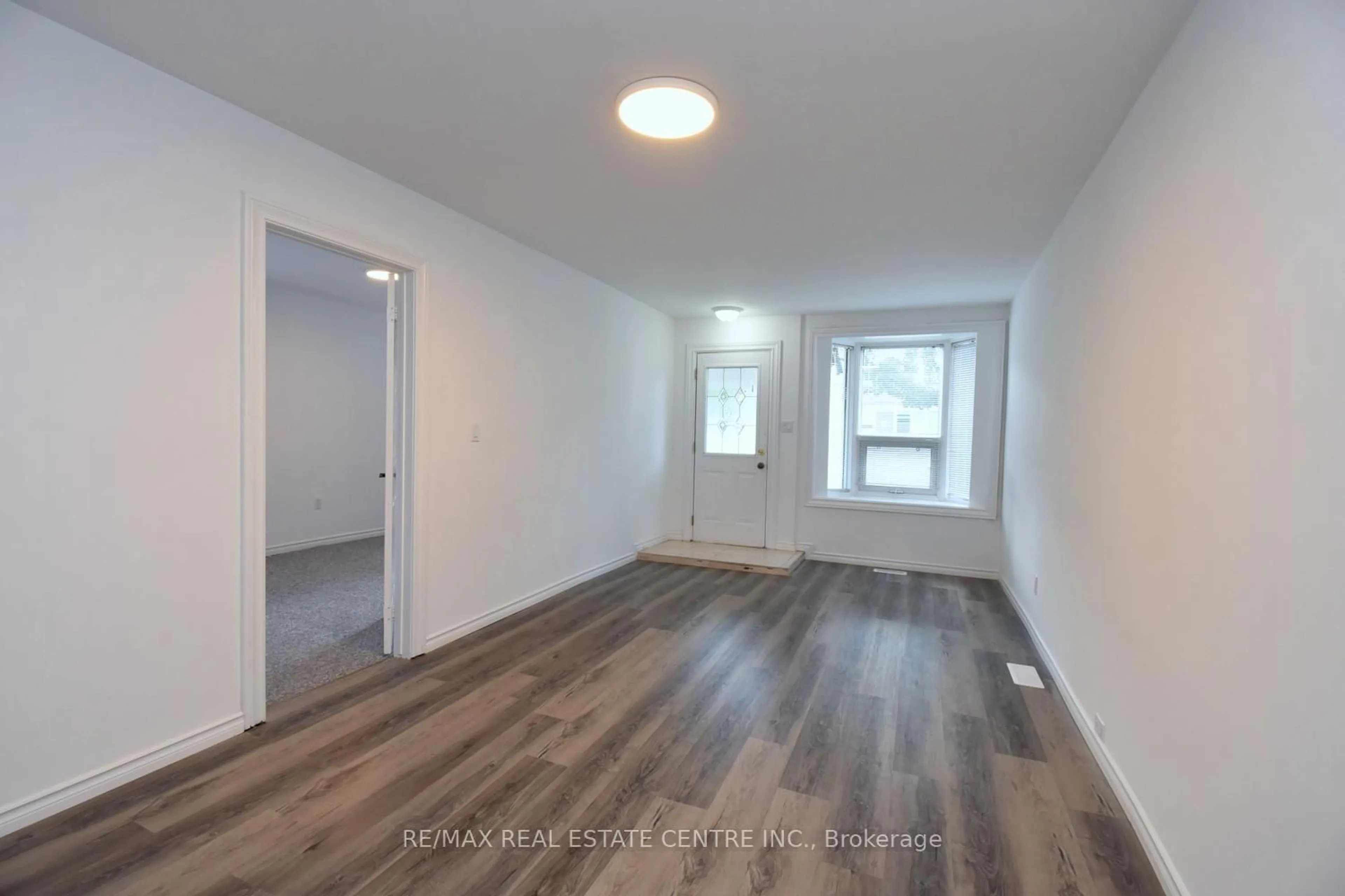 A pic of a room for 14 Graham Ave, Hamilton Ontario L8K 2L8