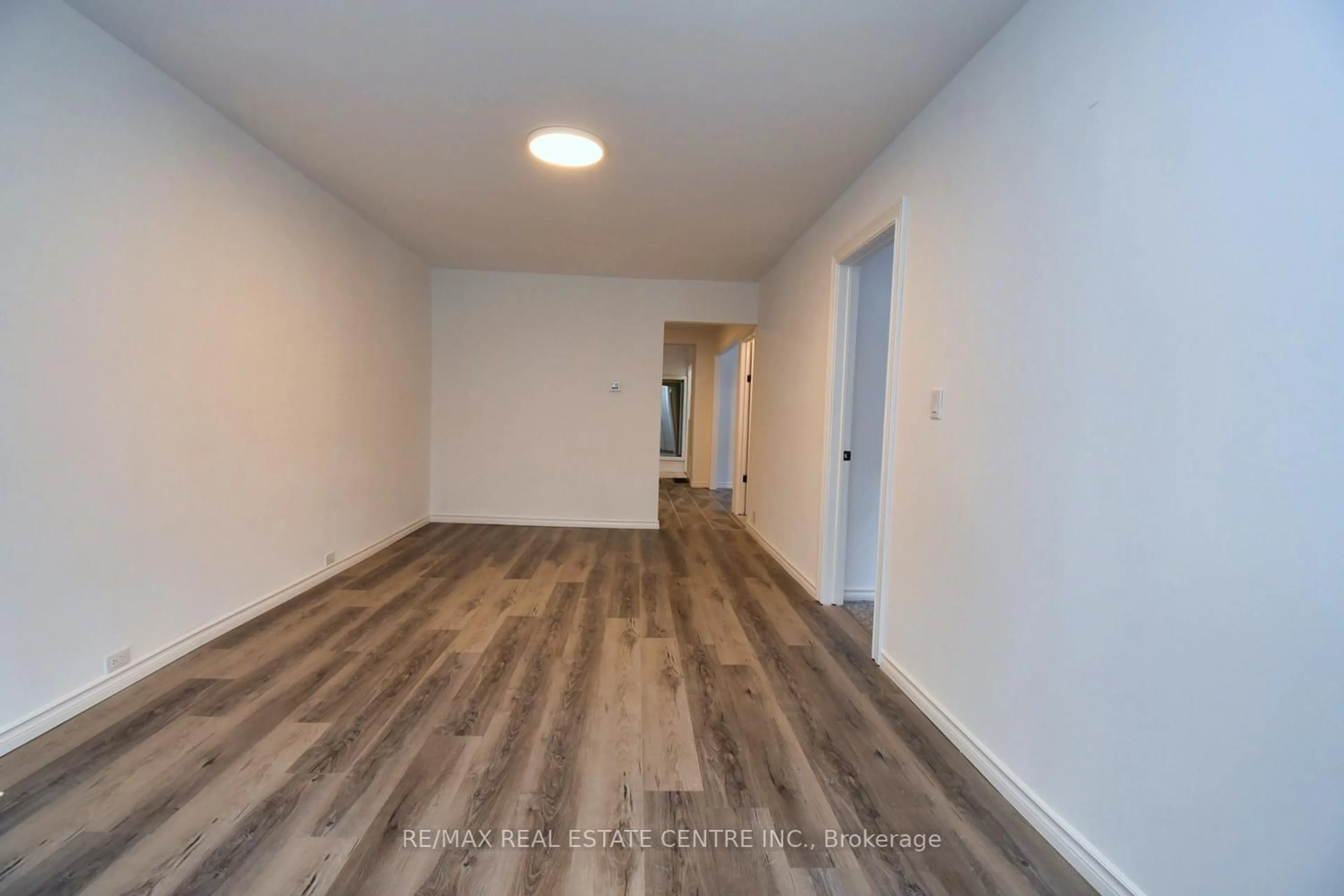 A pic of a room for 14 Graham Ave, Hamilton Ontario L8K 2L8