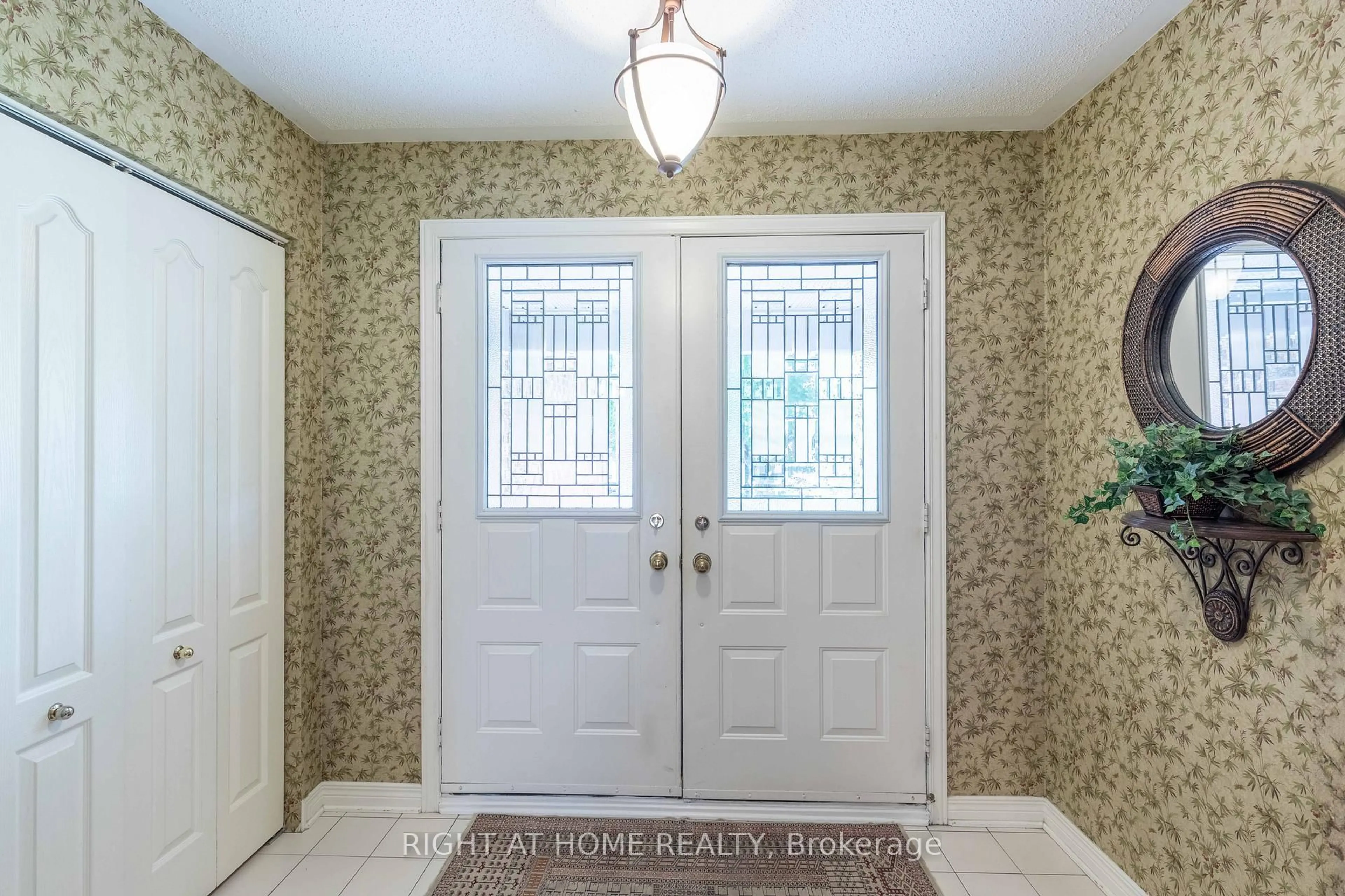 Indoor entryway for 21 Hime Cres, Ottawa Ontario K1G 4S1