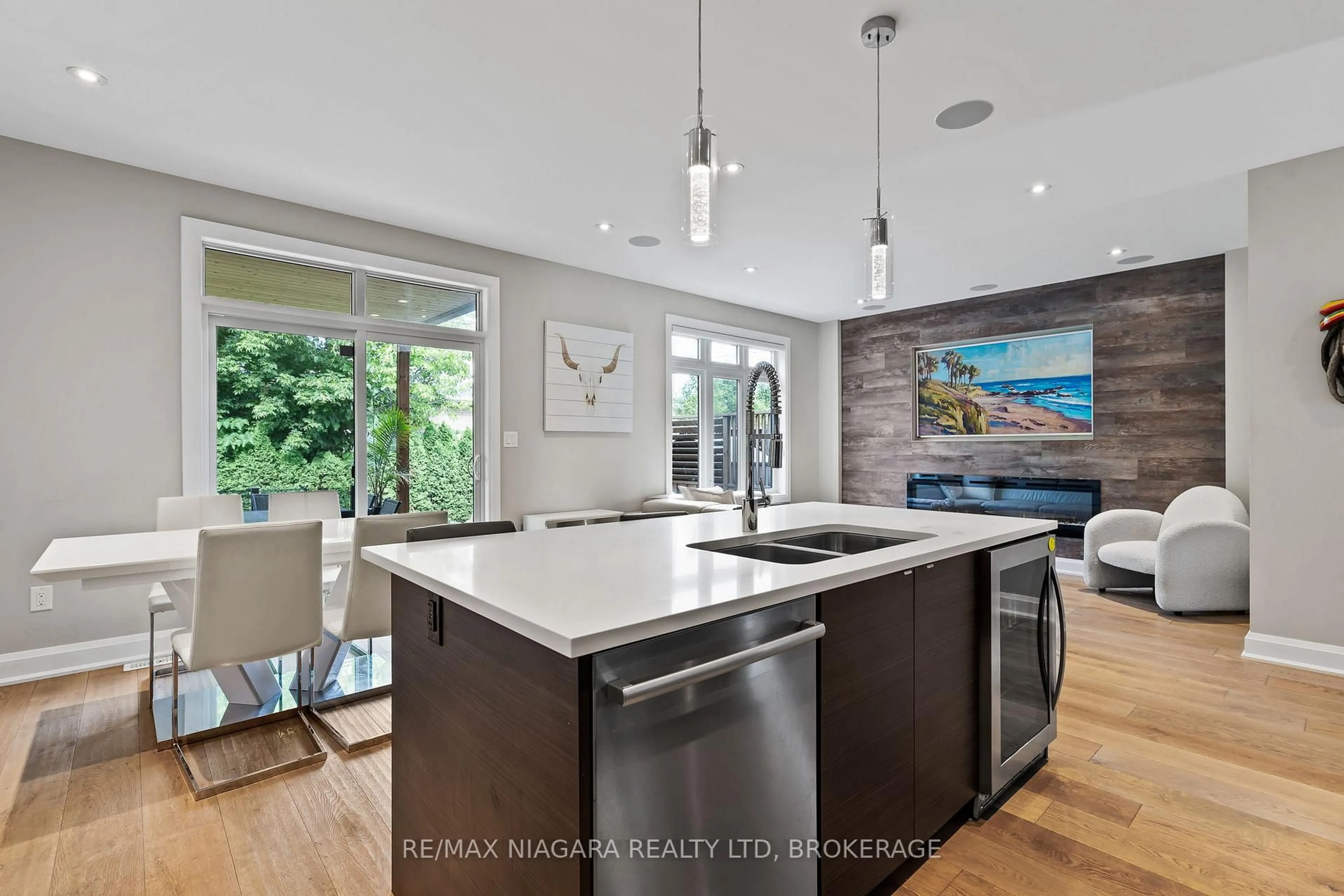 Contemporary kitchen, unknown for 4 Olde School Crt, St. Catharines Ontario L2N 0B1