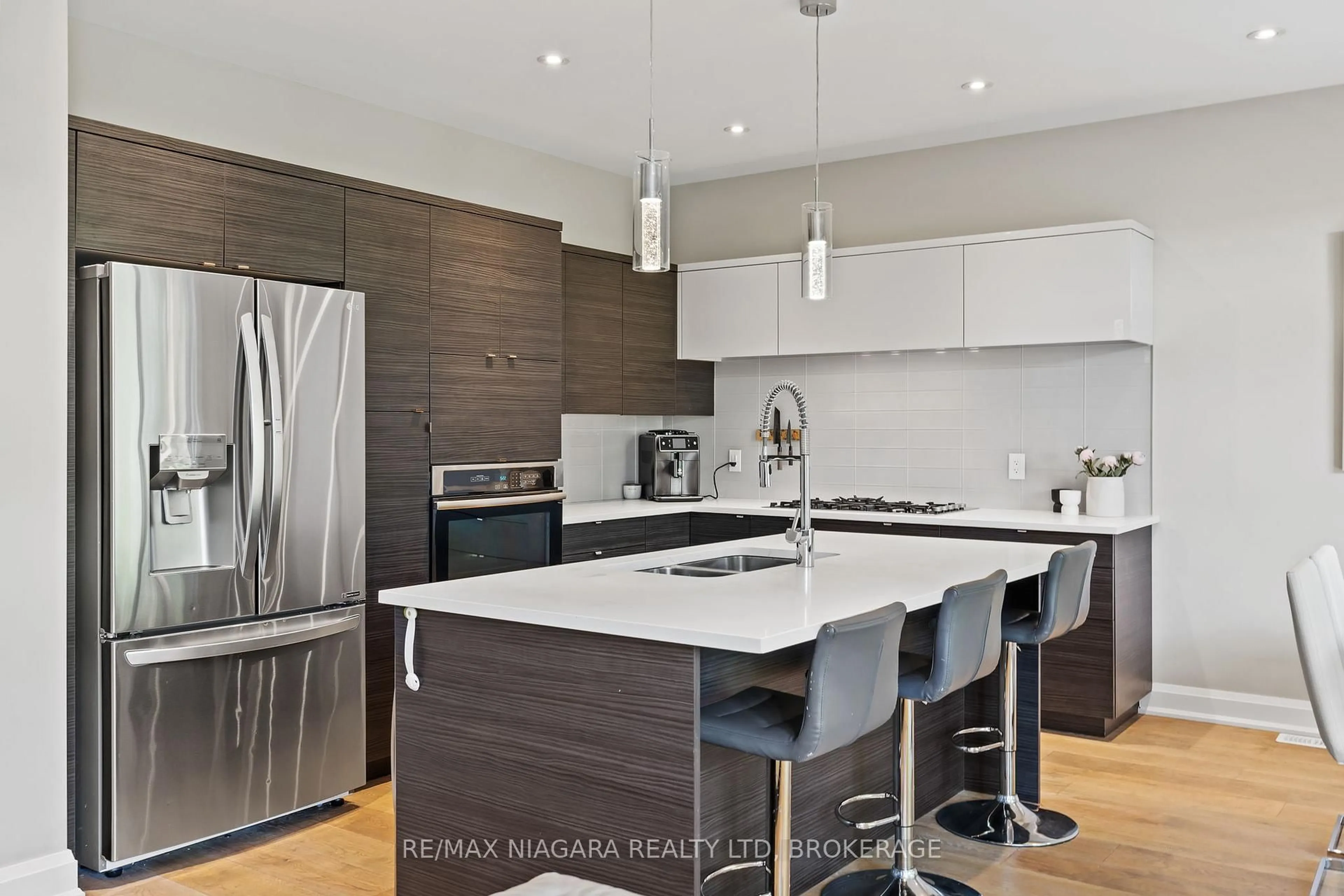 Contemporary kitchen, unknown for 4 Olde School Crt, St. Catharines Ontario L2N 0B1