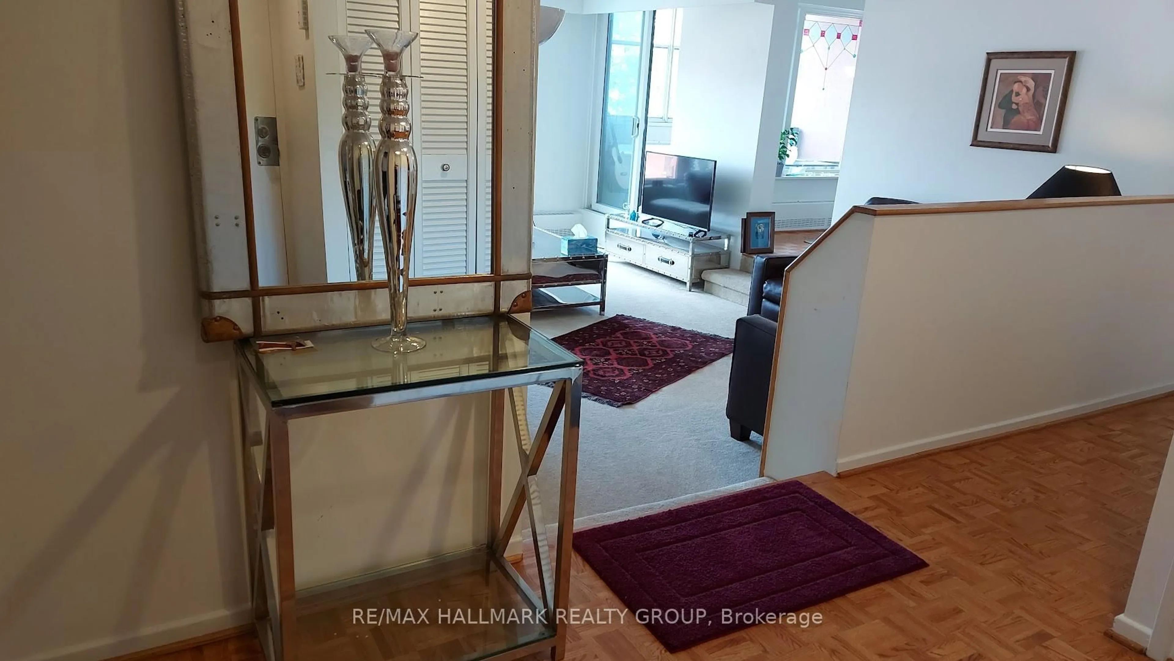 Indoor entryway for 373 Laurier Ave #402, Ottawa Ontario K1N 8X6