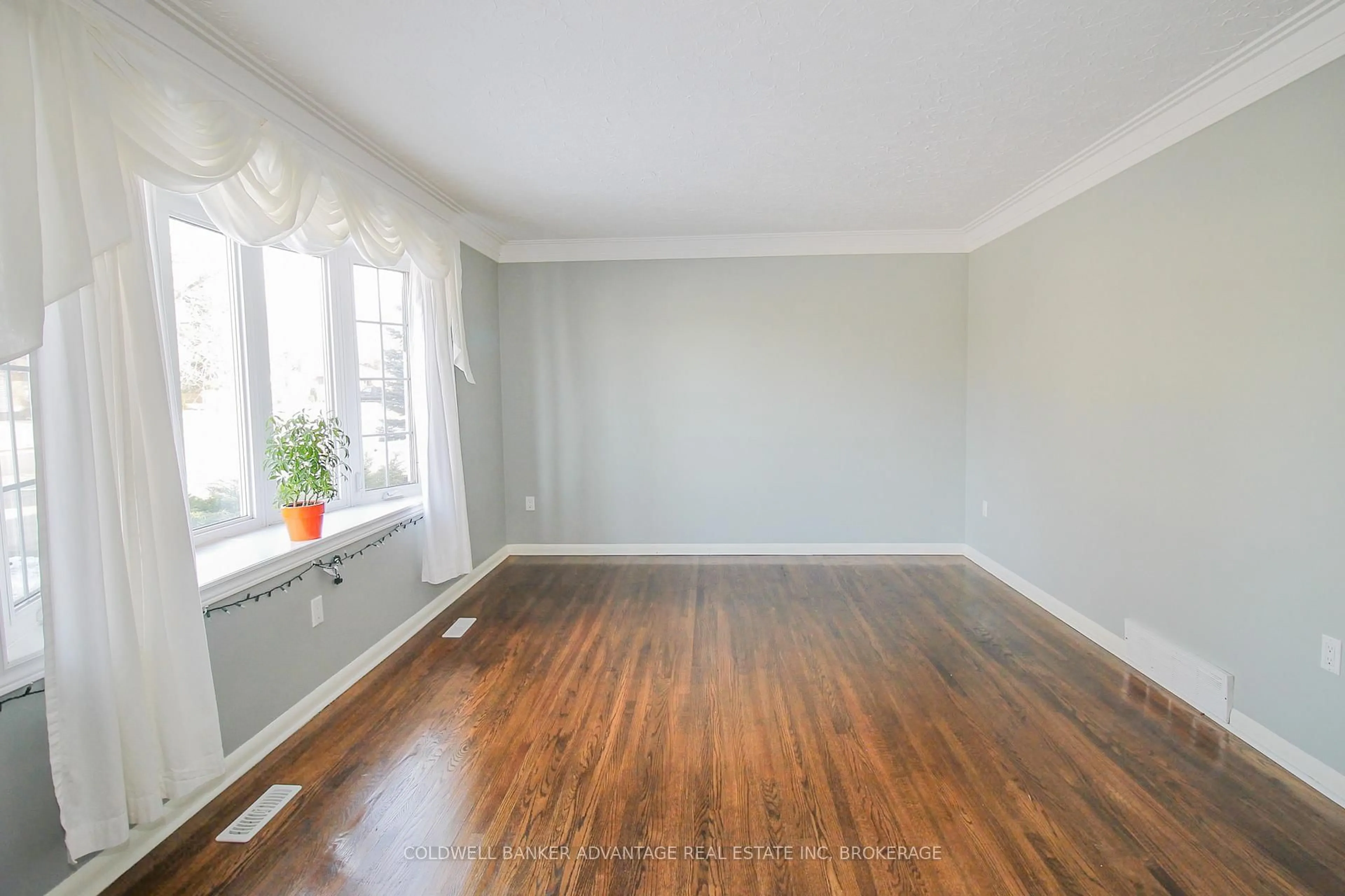 A pic of a room for 55 Glengarry Rd, St. Catharines Ontario L2T 2V4