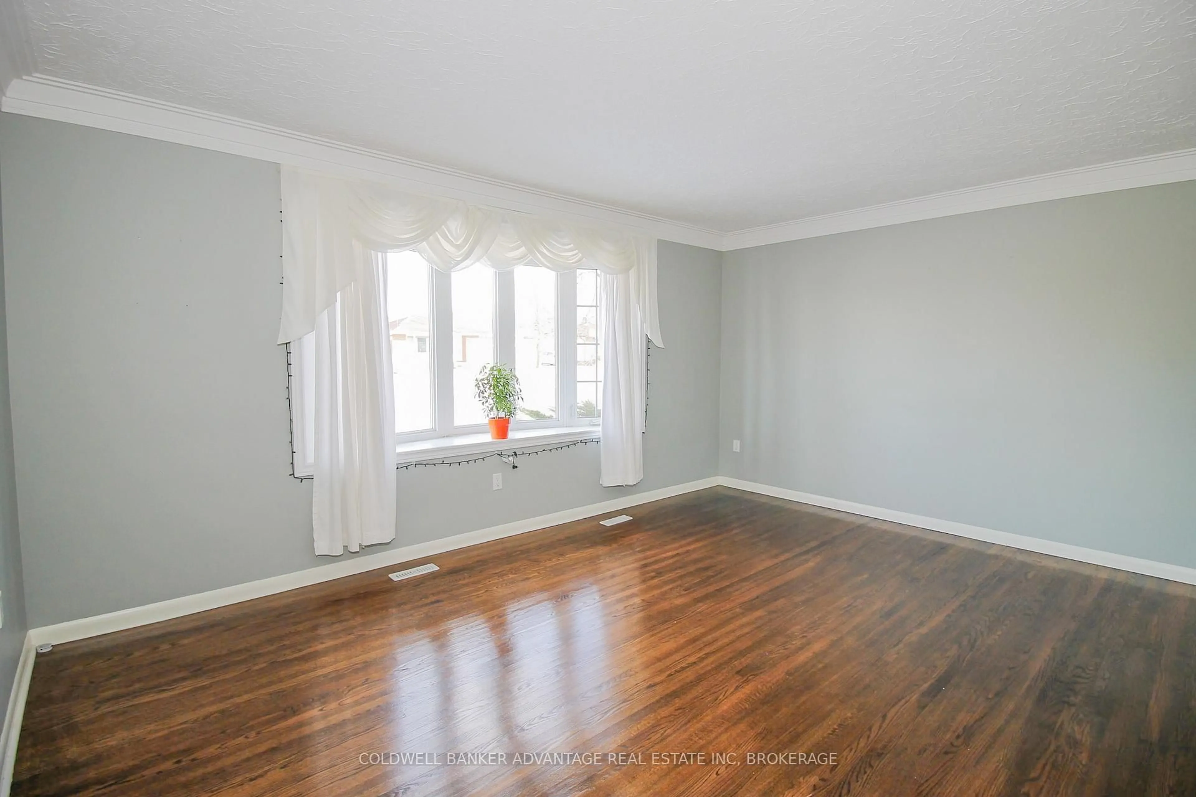 A pic of a room for 55 Glengarry Rd, St. Catharines Ontario L2T 2V4