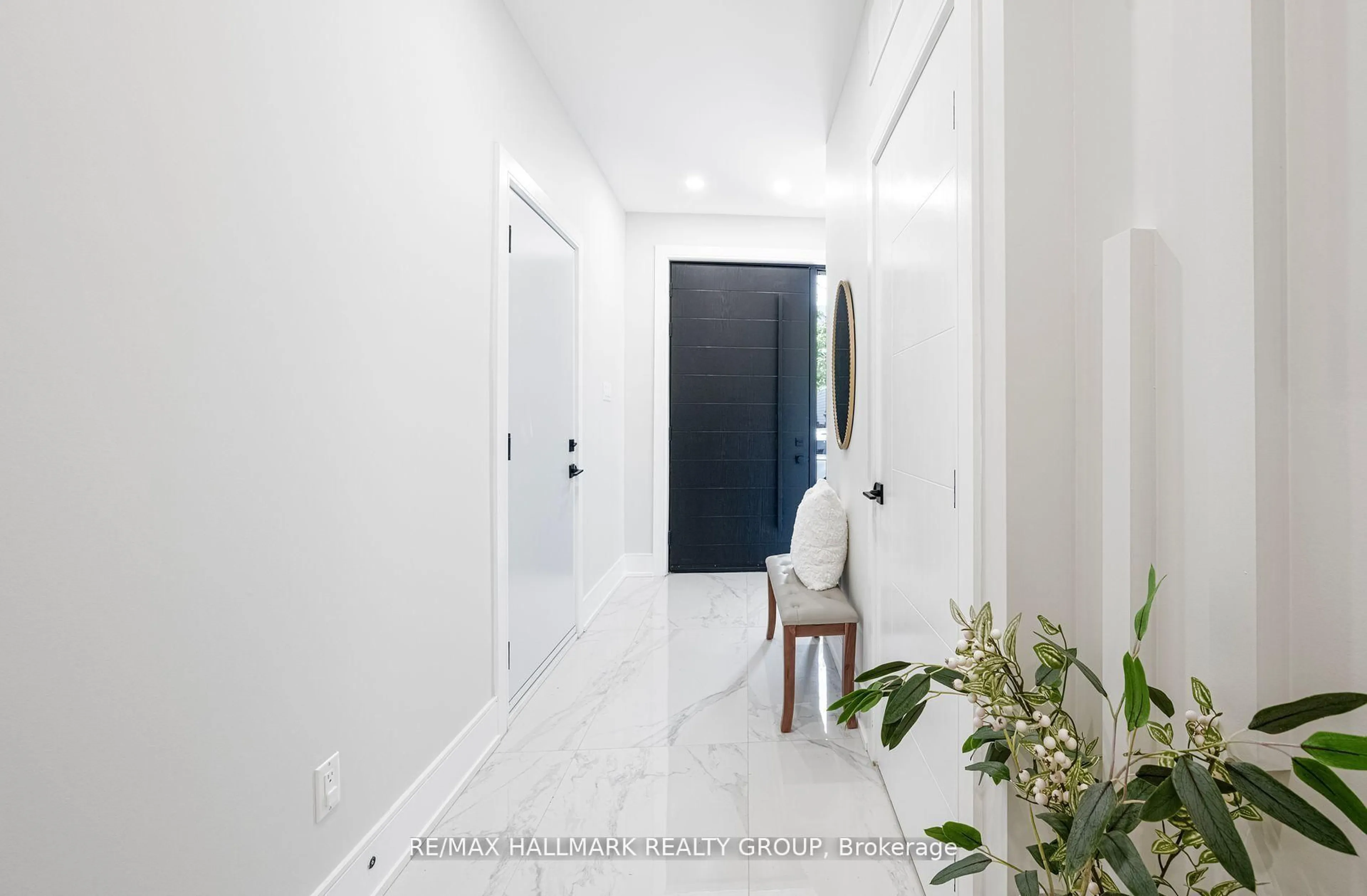 Indoor entryway for 185 CARLETON Ave, Ottawa Ontario K1Y 0J5