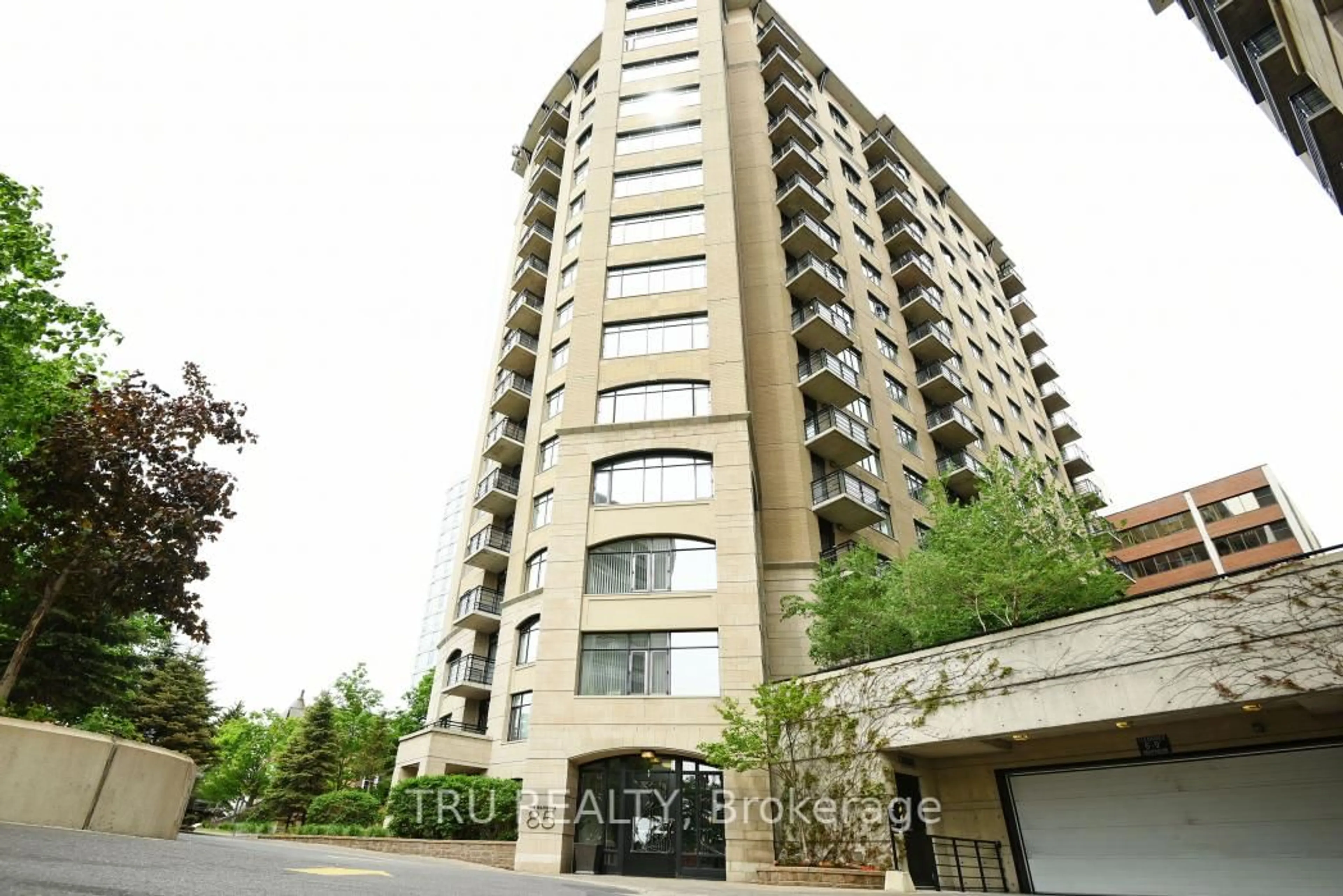 Indoor foyer for 85 Bronson Ave #805, Ottawa Ontario K1R 6G7