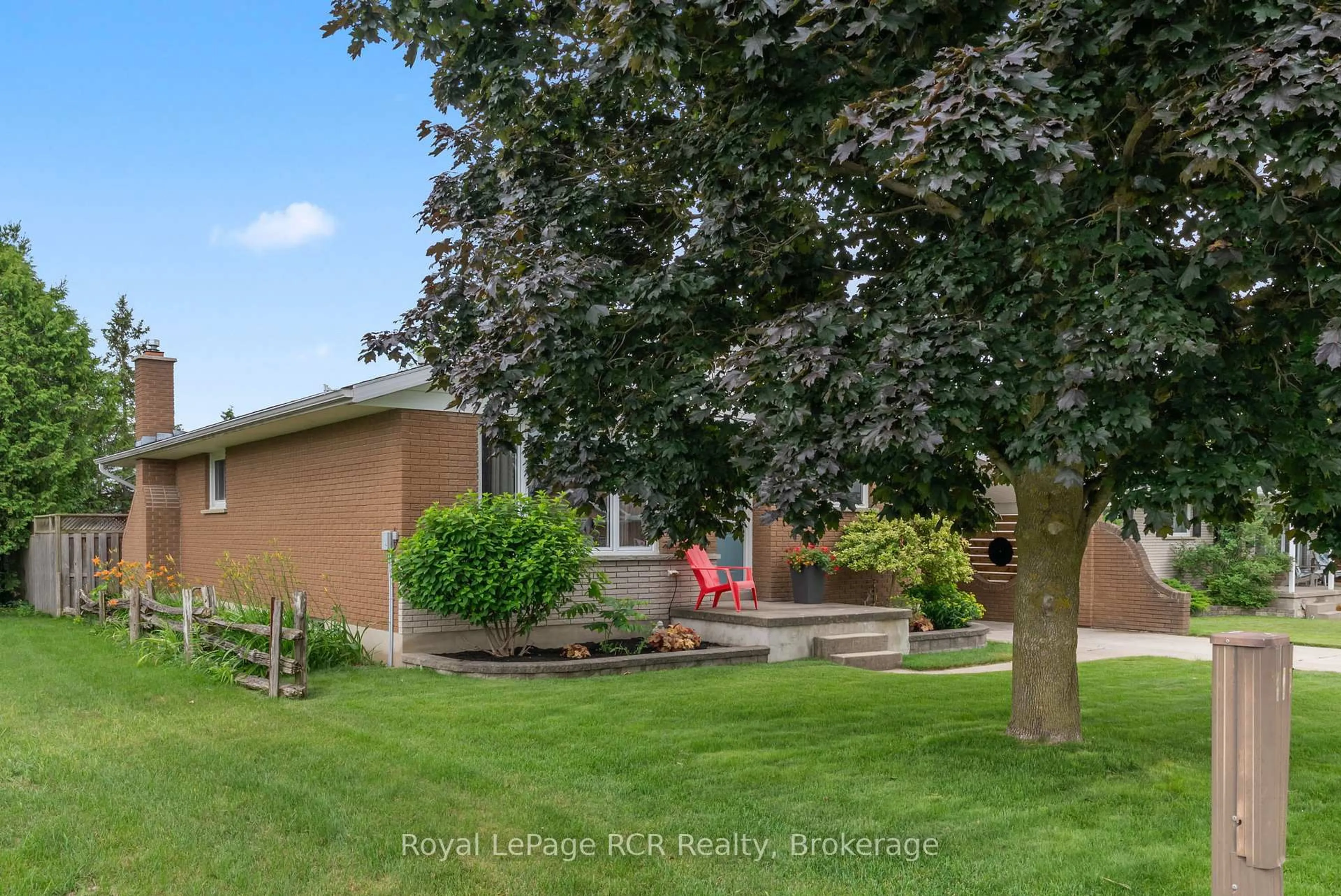 A pic from outside/outdoor area/front of a property/back of a property/a pic from drone, street for 657 14th St, Hanover Ontario N4N 3G9