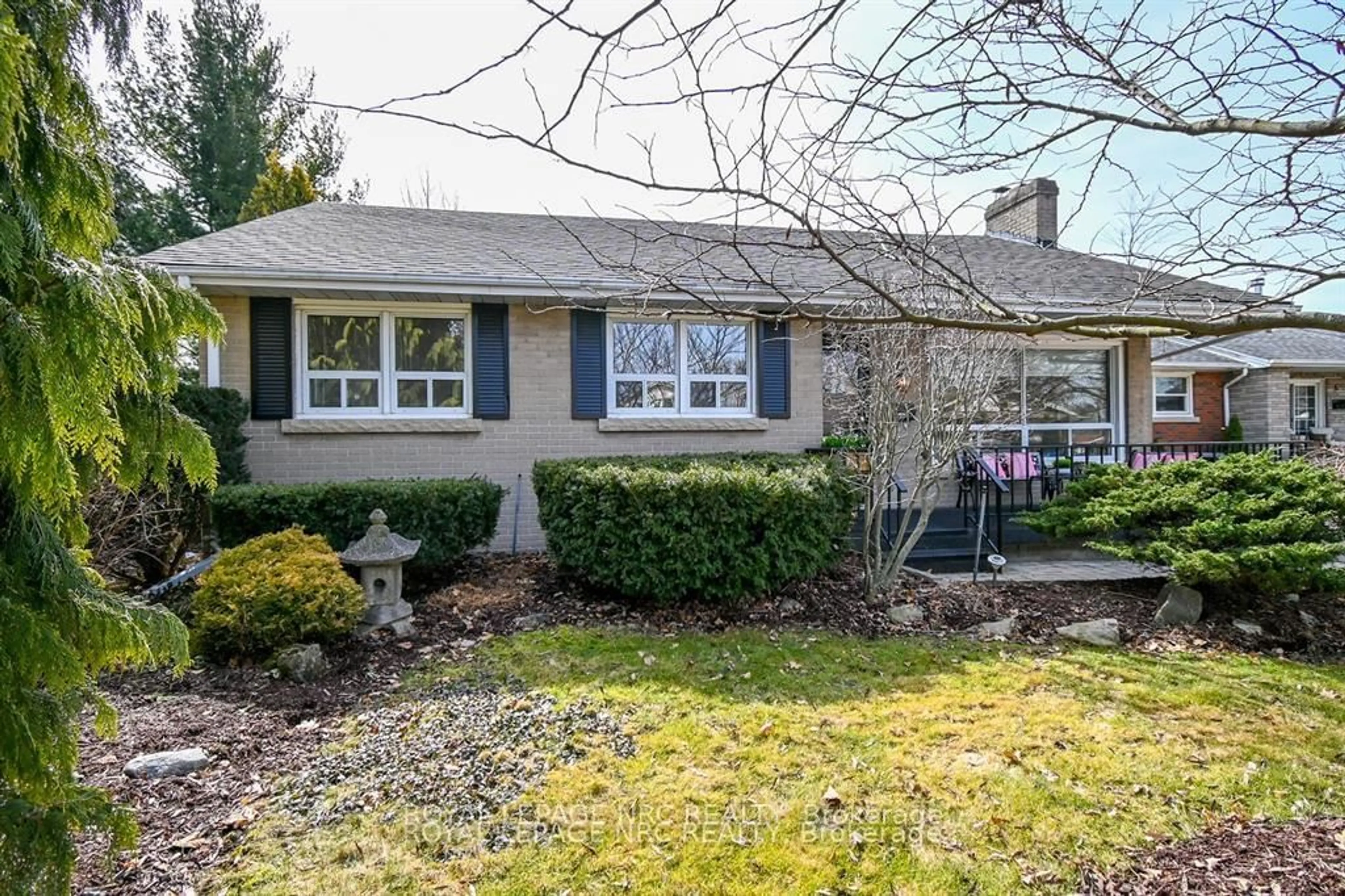 Home with vinyl exterior material, street for 8 MACBETH Blvd, St. Catharines Ontario L2T 2M2