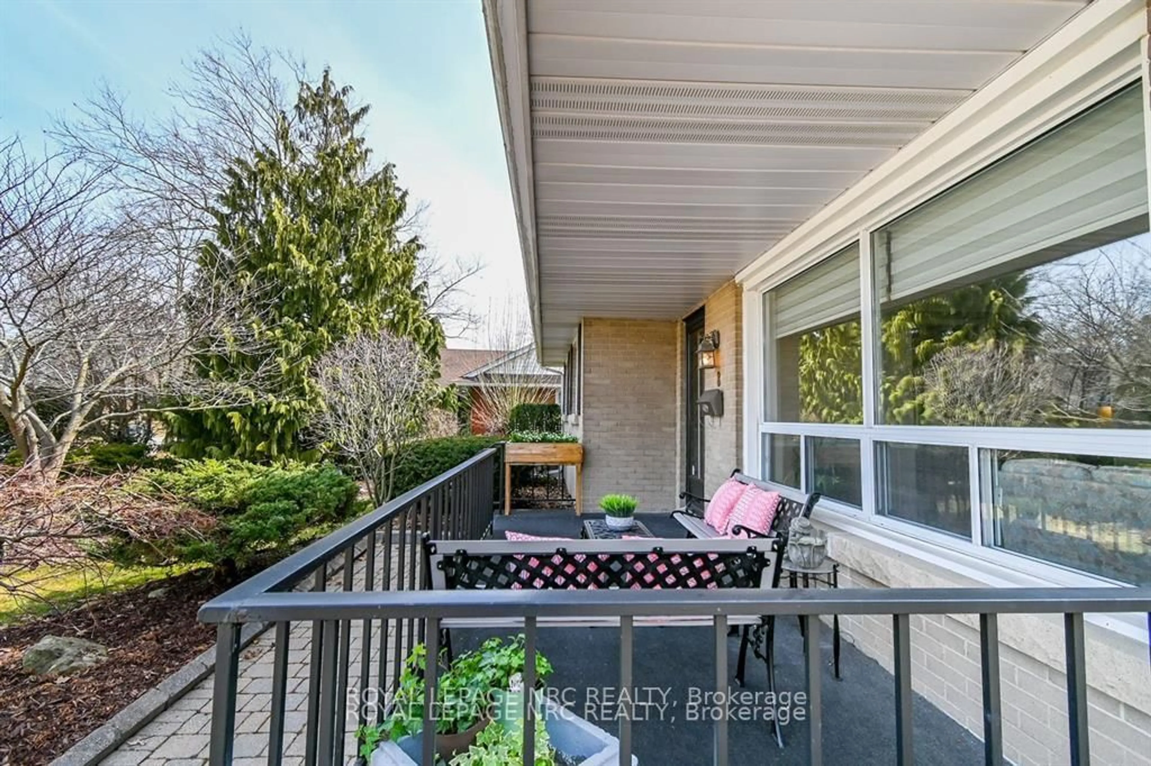 Patio, street for 8 MACBETH Blvd, St. Catharines Ontario L2T 2M2