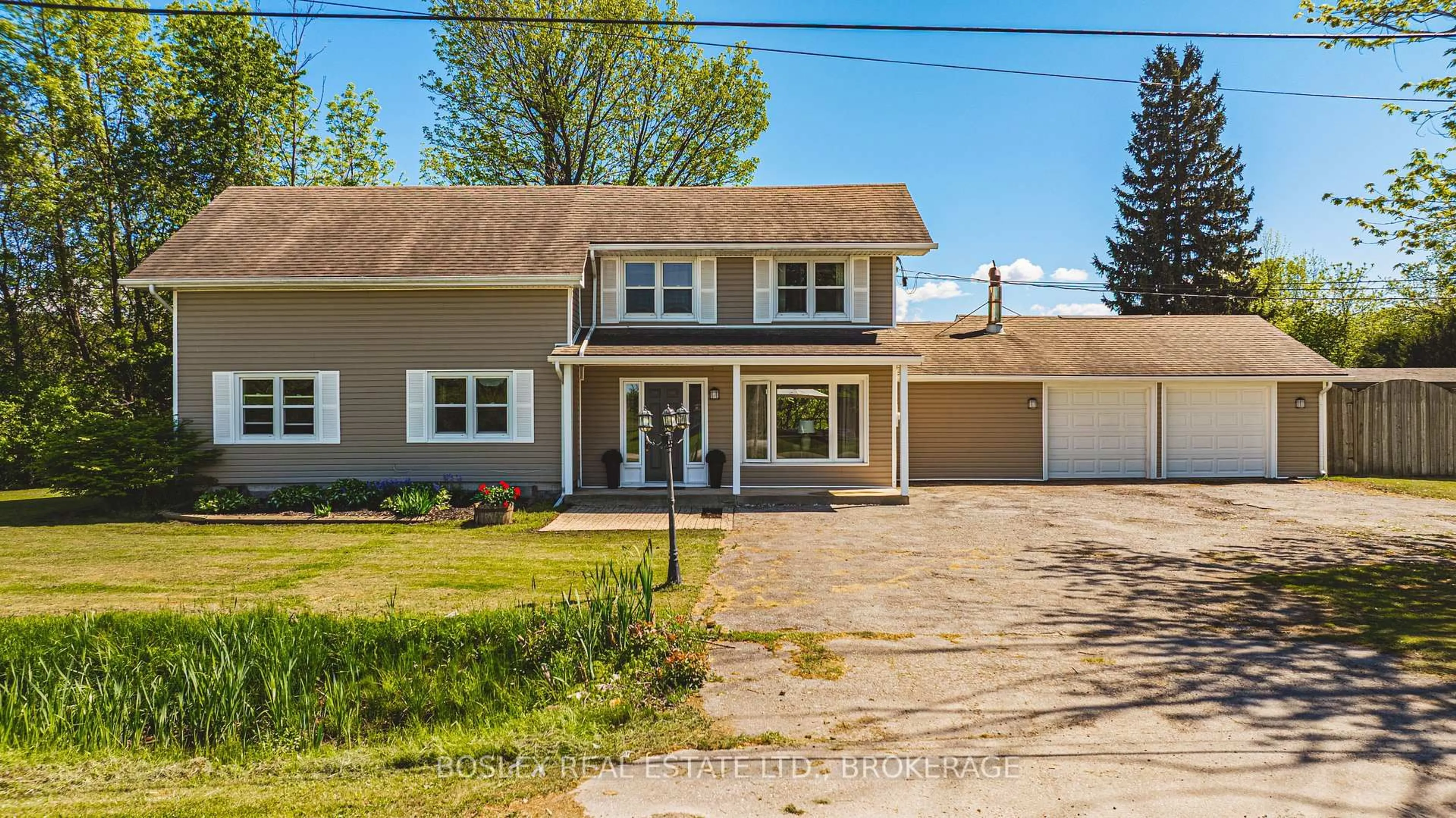 Home with vinyl exterior material, street for 5272 Greenlane Rd, Lincoln Ontario L3J 1R6