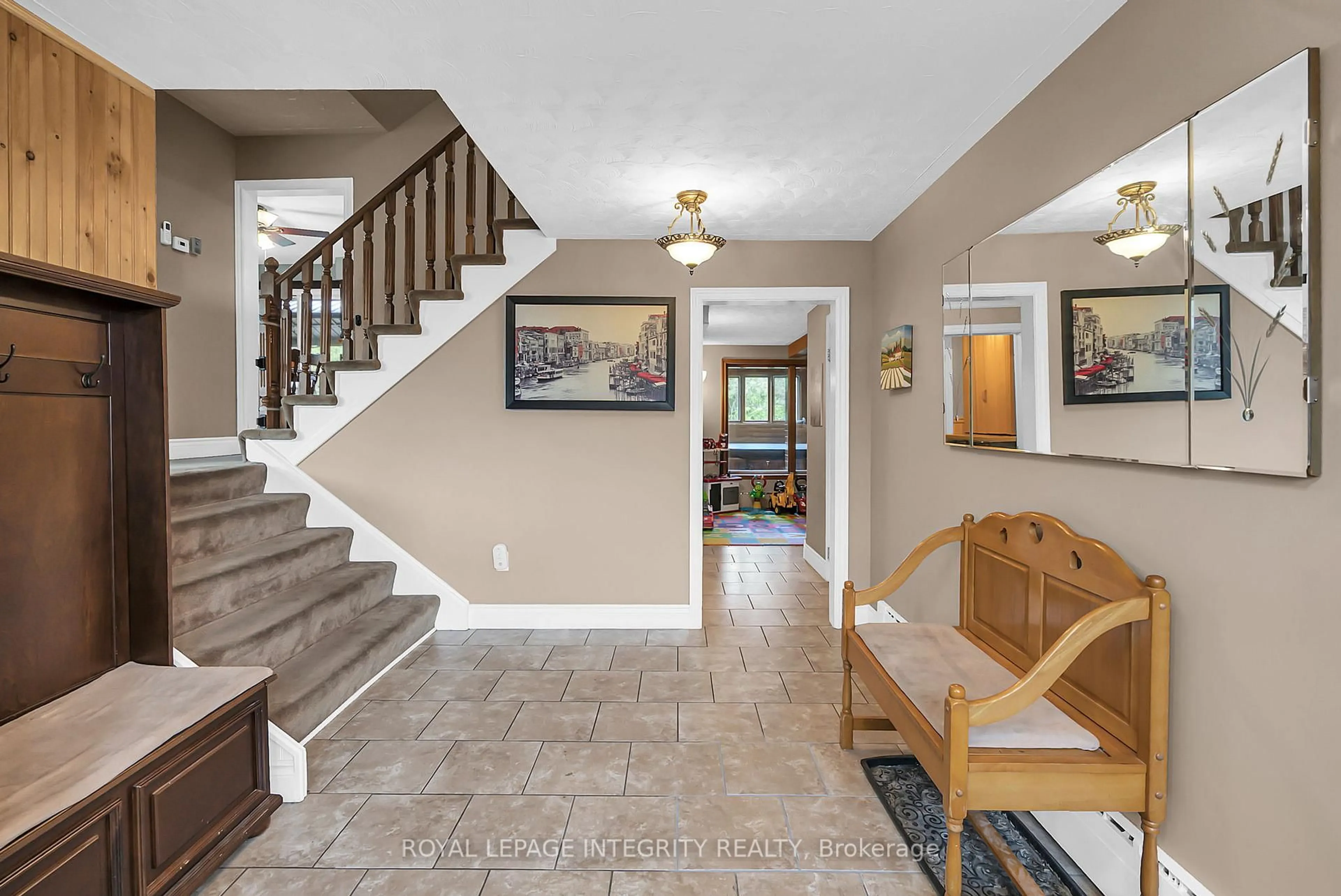 Indoor entryway for 219 Pescod Ave, Cornwall Ontario K6J 2H9
