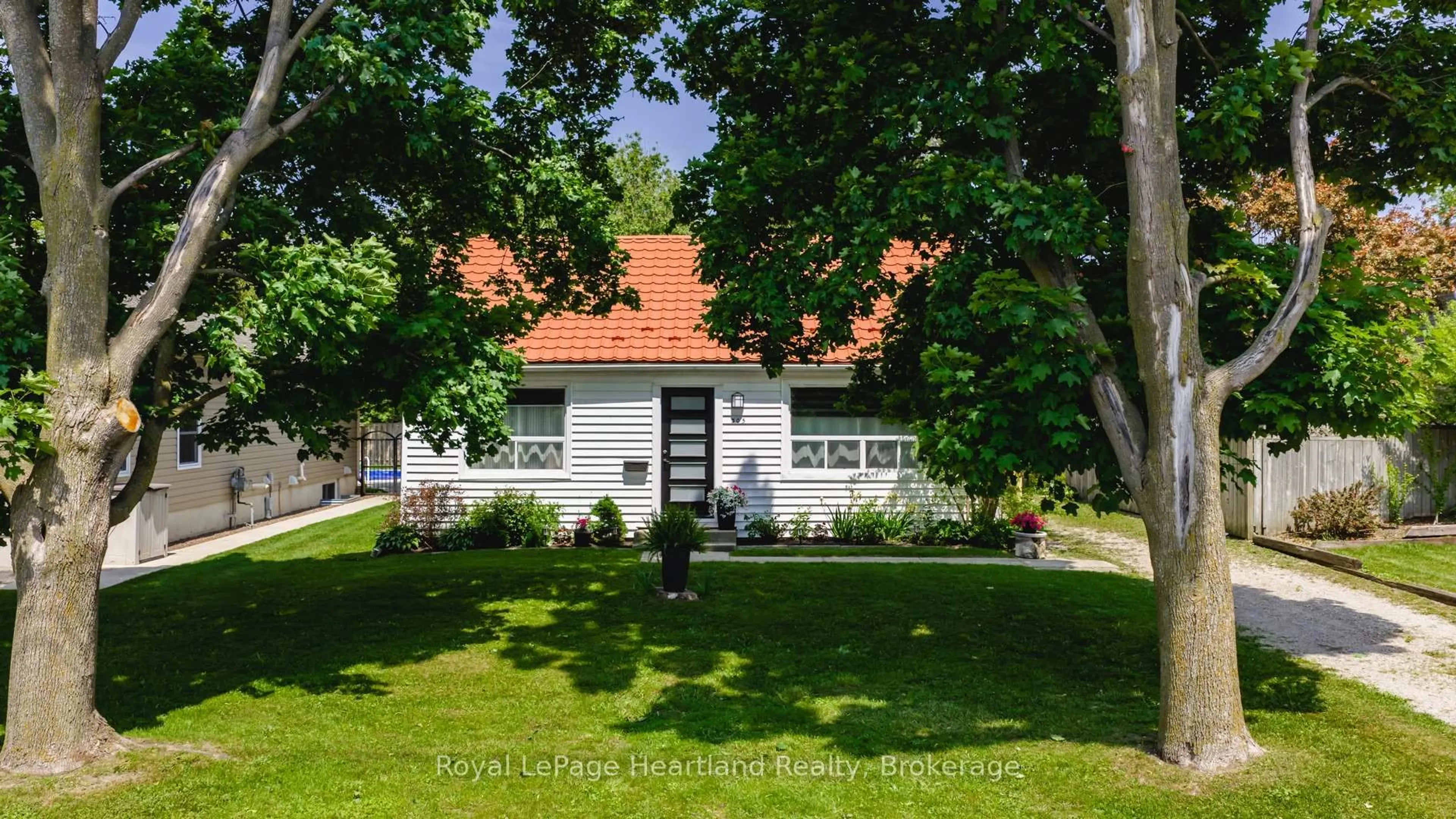 A pic from outside/outdoor area/front of a property/back of a property/a pic from drone, street for 305 MARY St, Goderich Ontario N7A 3B3