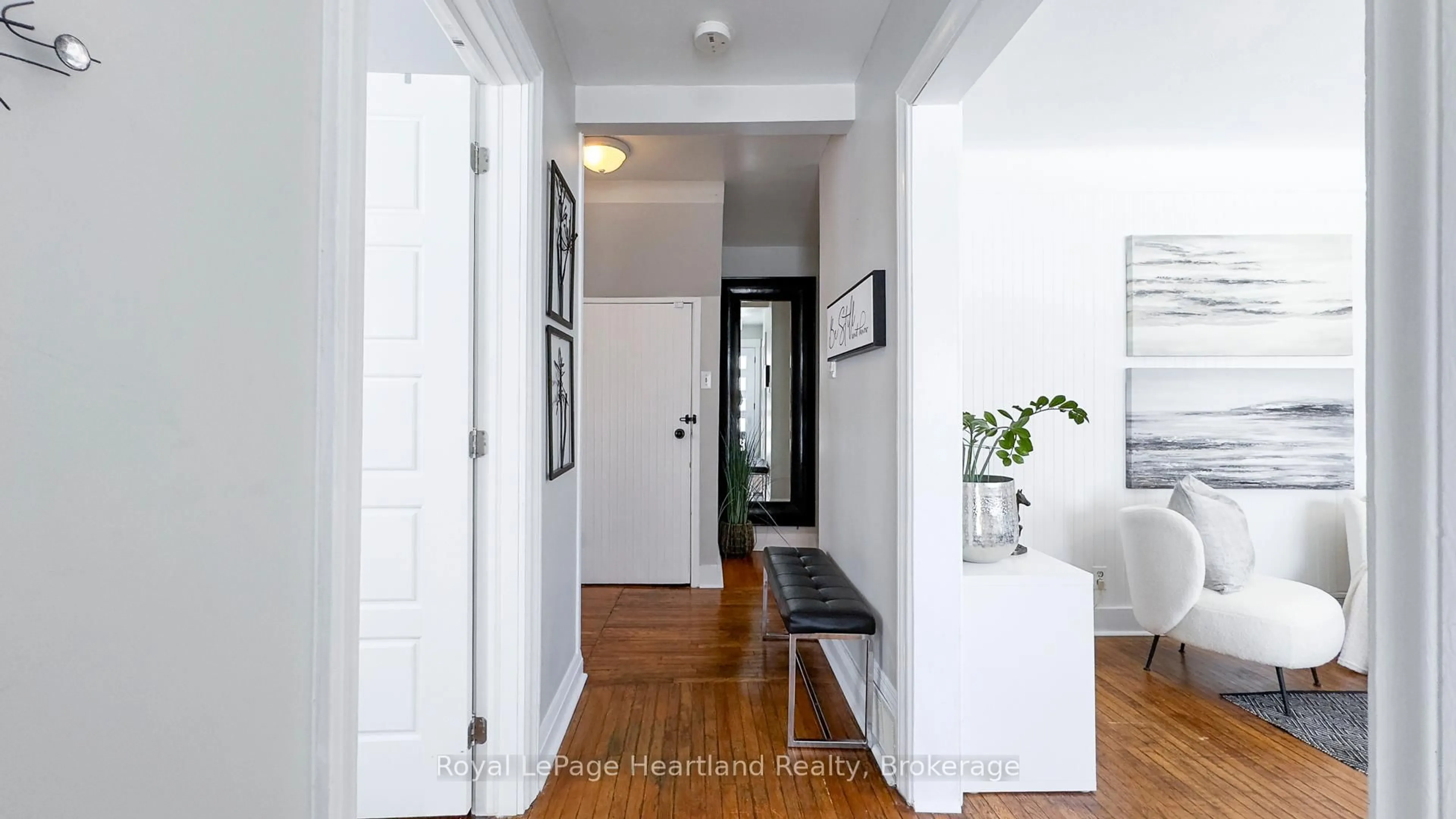Indoor entryway for 305 MARY St, Goderich Ontario N7A 3B3