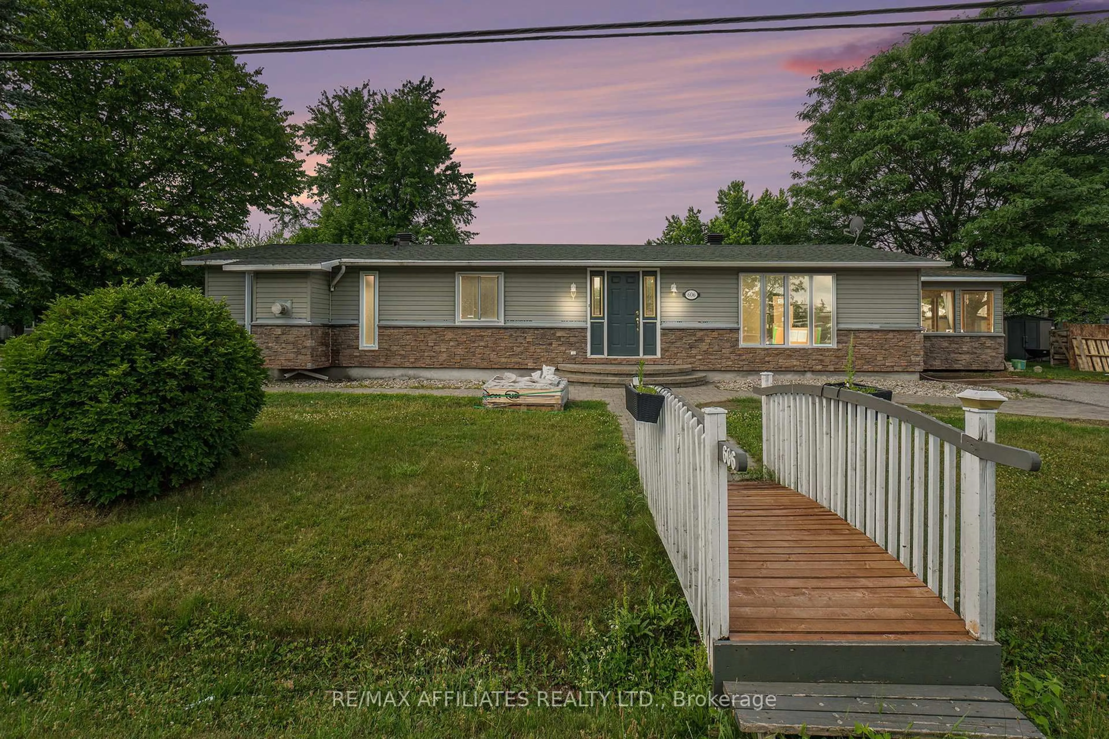 A pic from outside/outdoor area/front of a property/back of a property/a pic from drone, street for 606 Lydia St, North Grenville Ontario K0G 1J0
