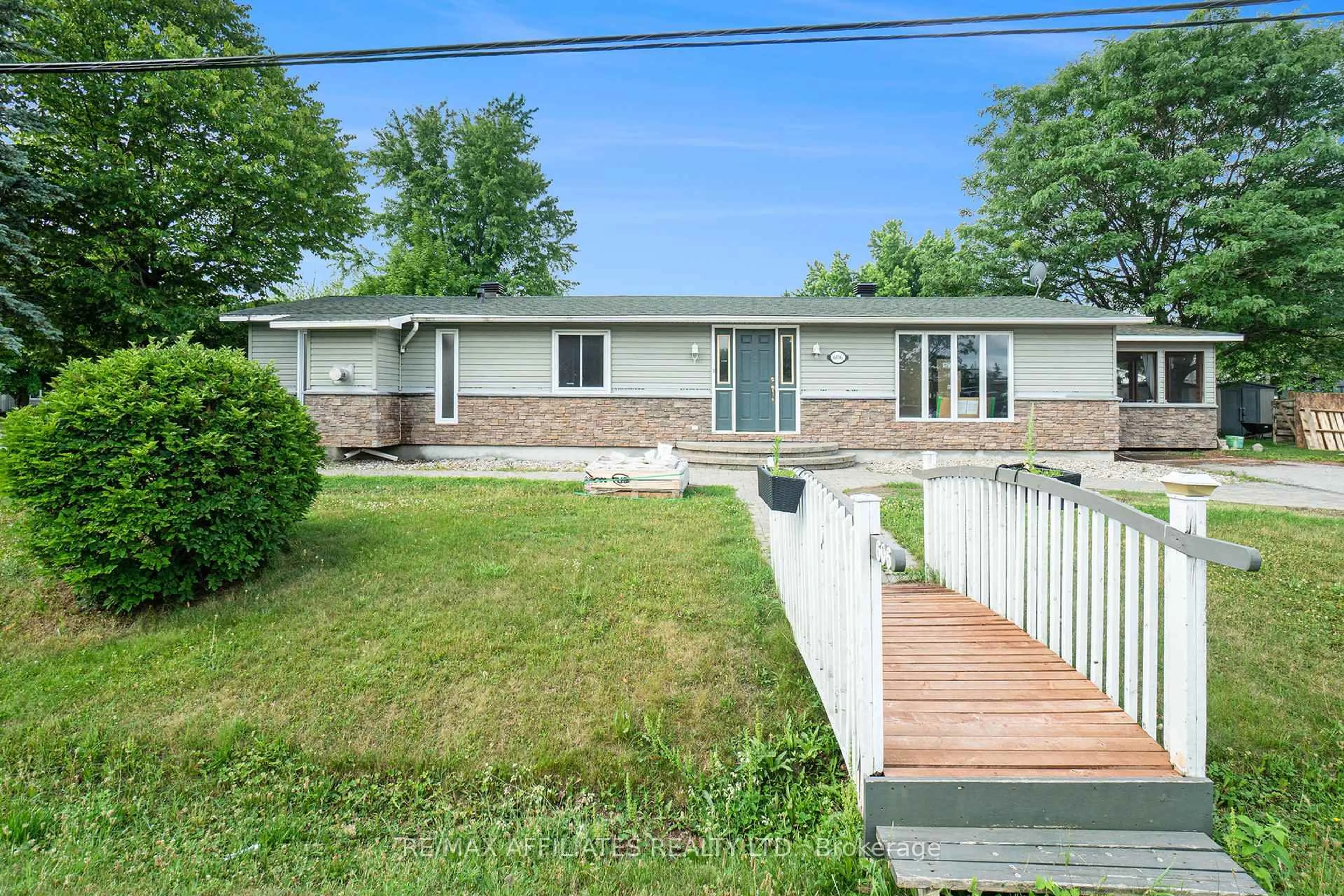 A pic from outside/outdoor area/front of a property/back of a property/a pic from drone, street for 606 Lydia St, North Grenville Ontario K0G 1J0