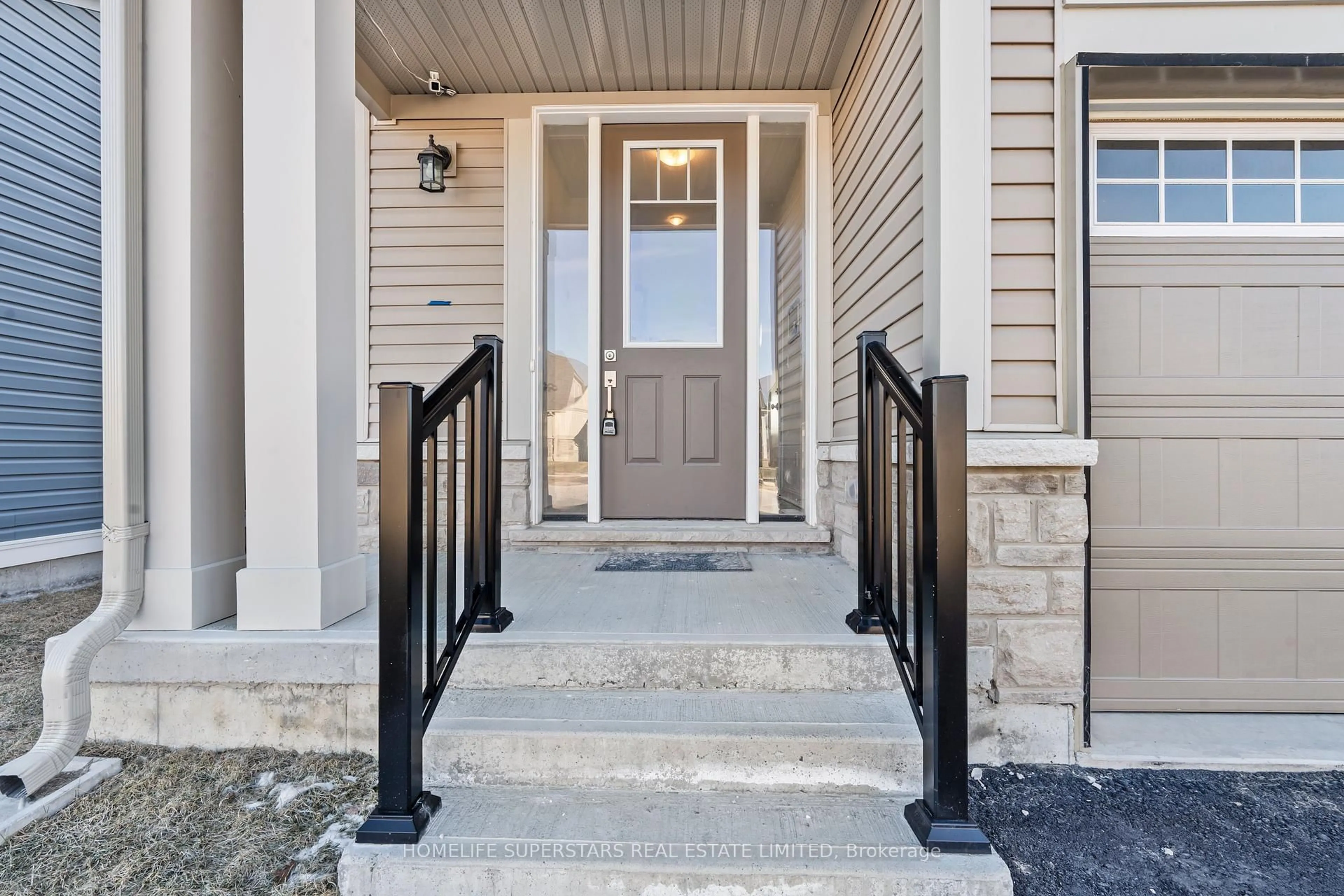 Indoor entryway for 18 Oakmont Dr, Bath Ontario K0H 1G0