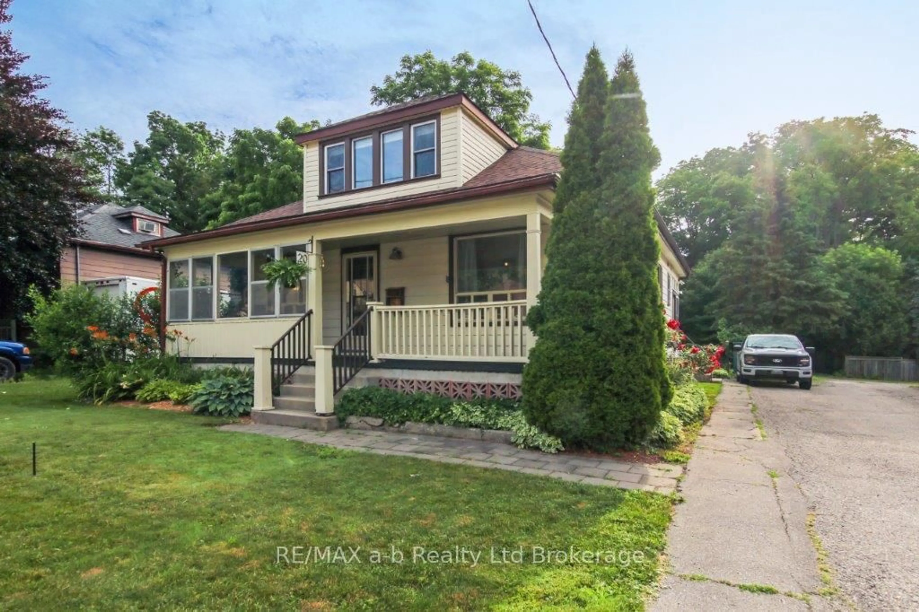 Unknown for 20 Sydenham St, Woodstock Ontario N4S 7B2