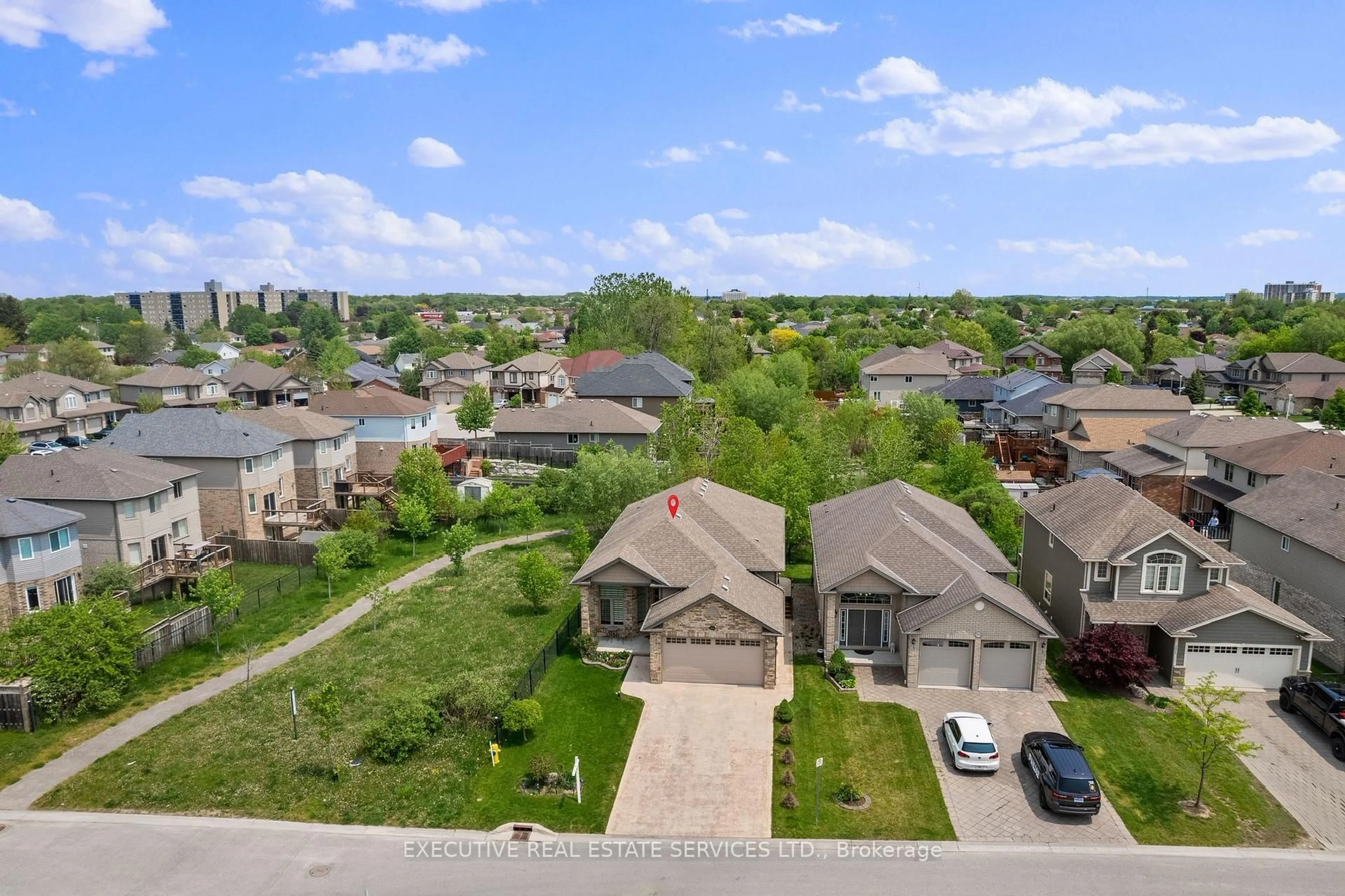 A pic from outside/outdoor area/front of a property/back of a property/a pic from drone, unknown for 2884 DEVON Rd, London South Ontario N6E 0A4