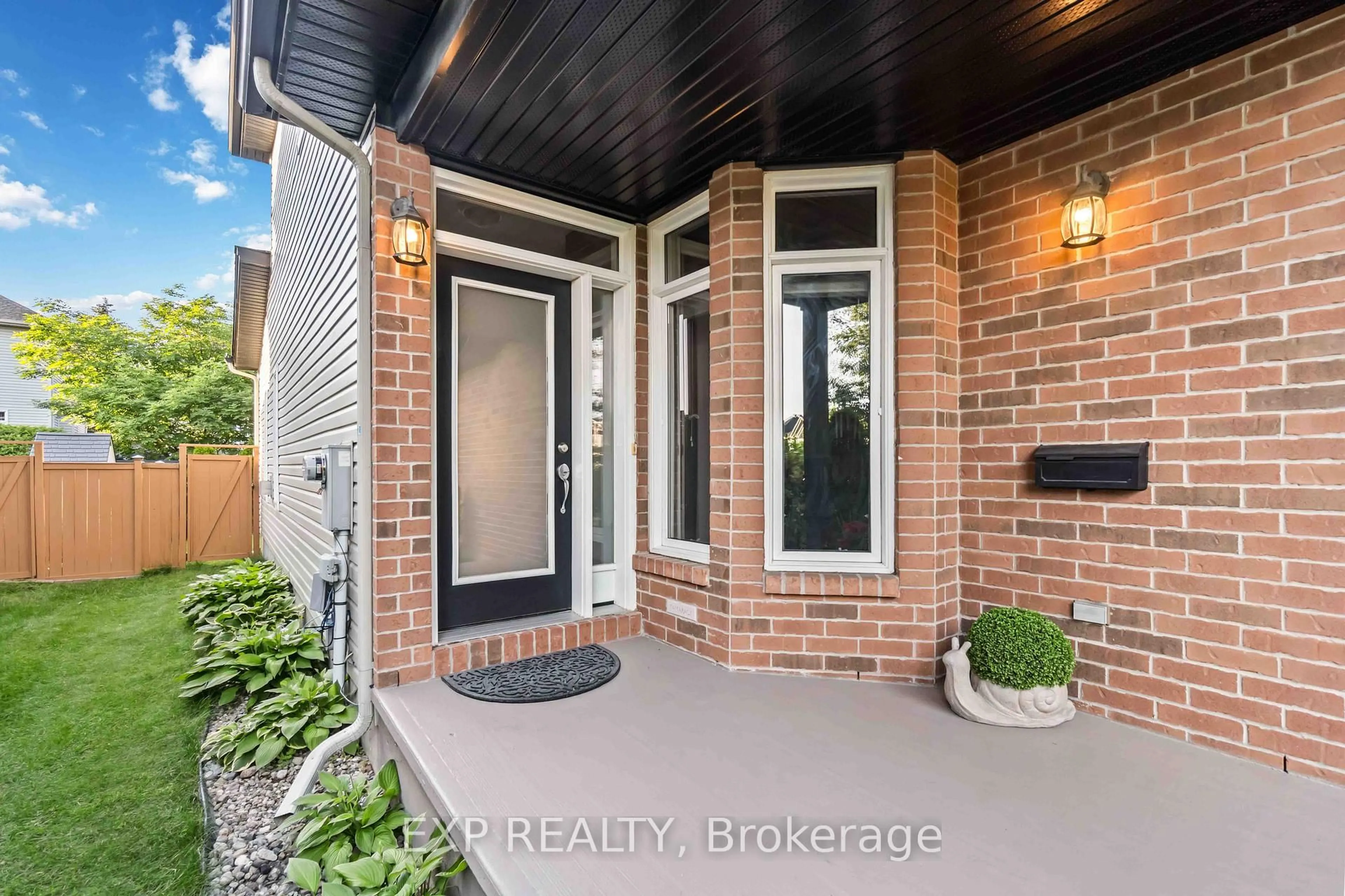 Indoor entryway for 90 Cedar Valley Dr, Kanata Ontario K2M 3A3