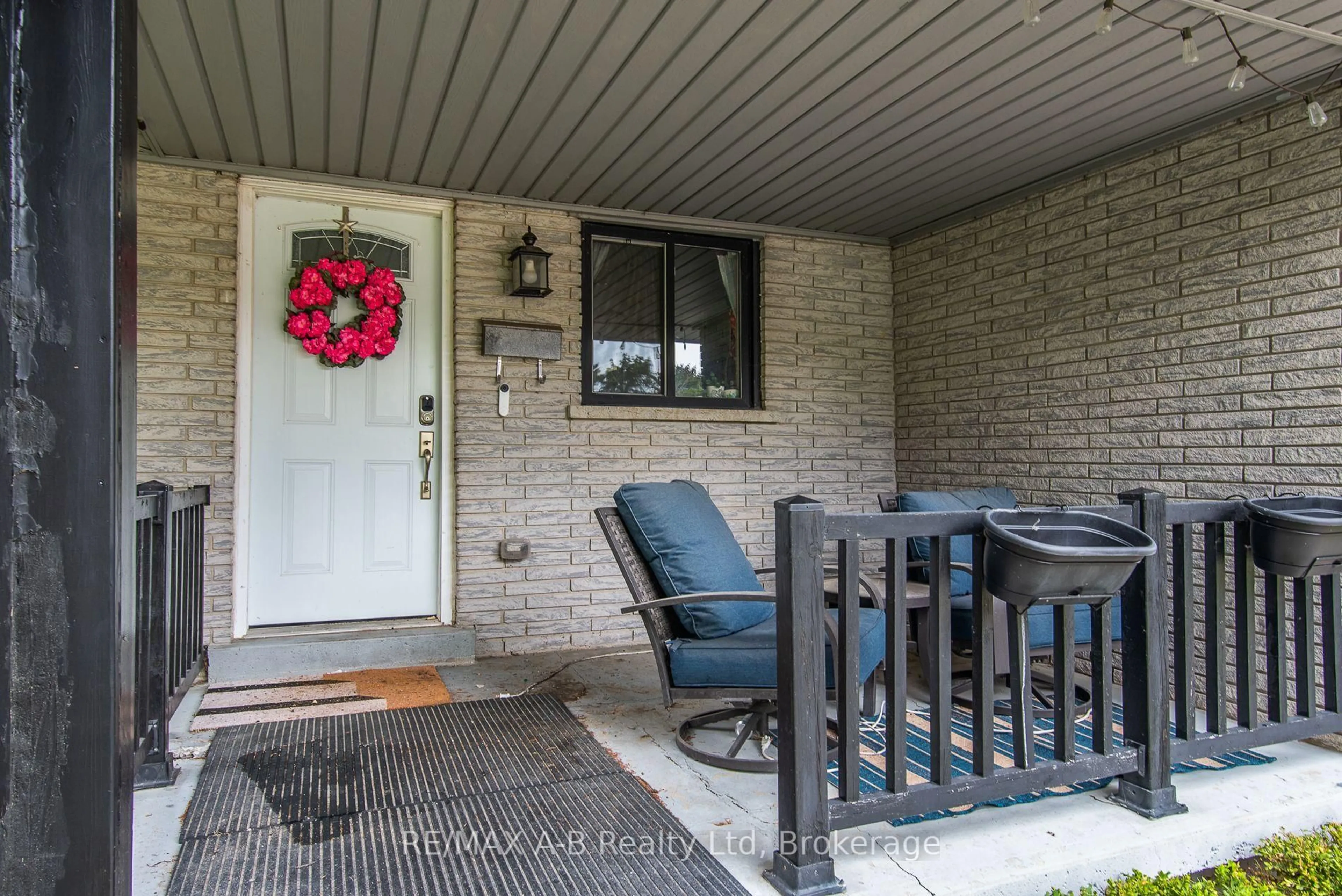Indoor entryway for 17 HICKORY Line, Stratford Ontario N5A 6Y5