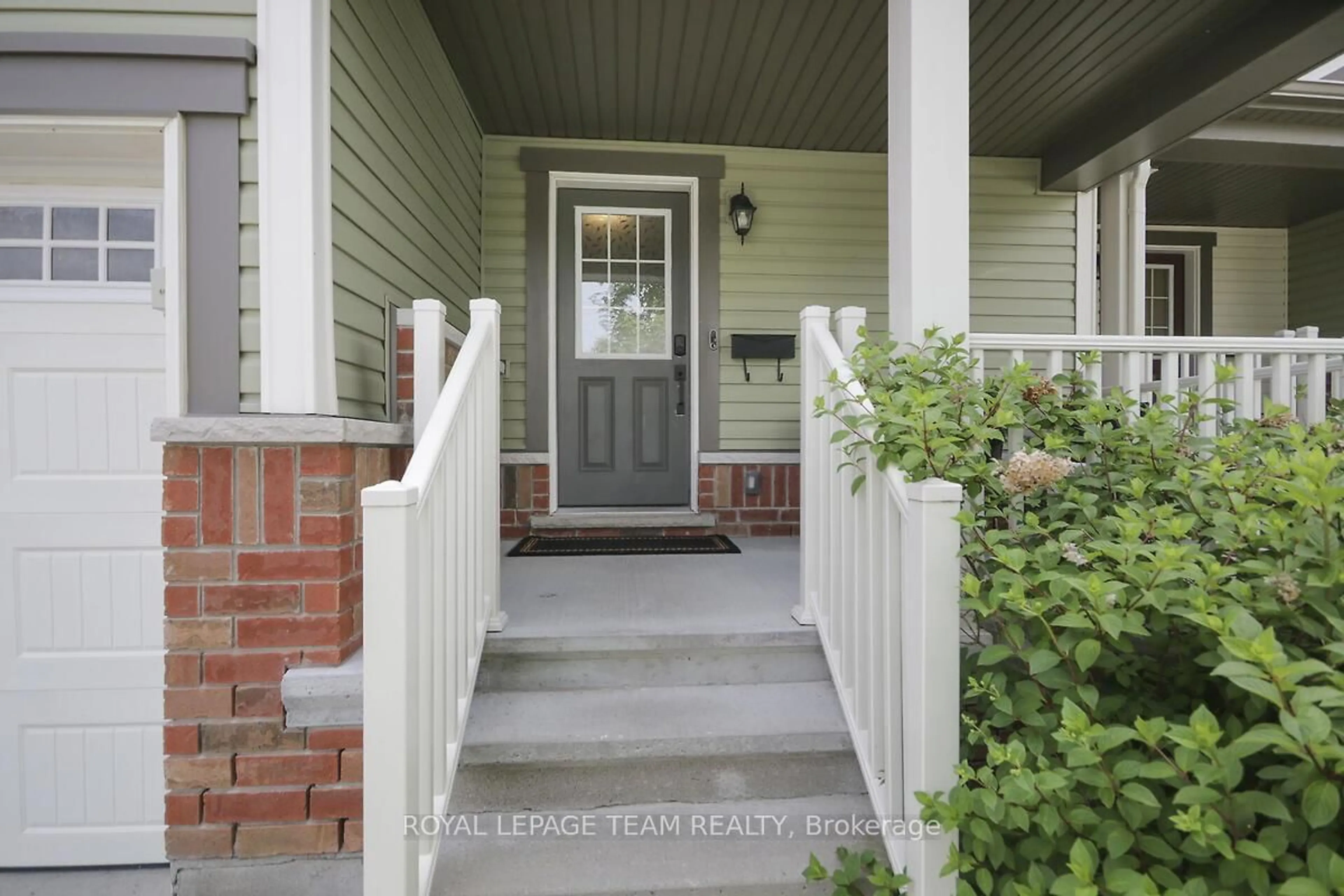 Indoor entryway for 340 Astelia Cres, Ottawa Ontario K2S 0W7