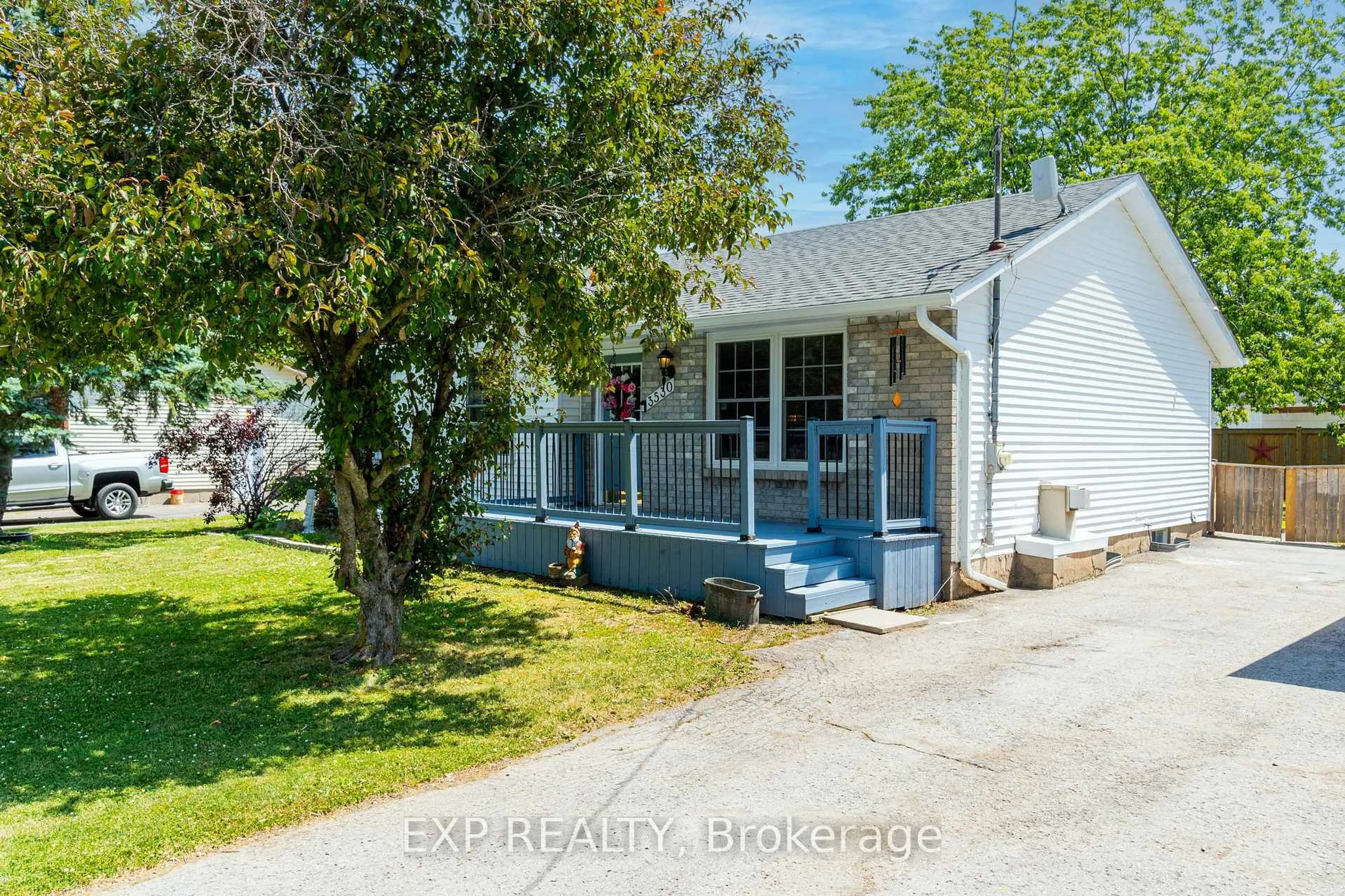 A pic from outside/outdoor area/front of a property/back of a property/a pic from drone, street for 3530 Edinburgh Rd, Fort Erie Ontario L0S 1S0