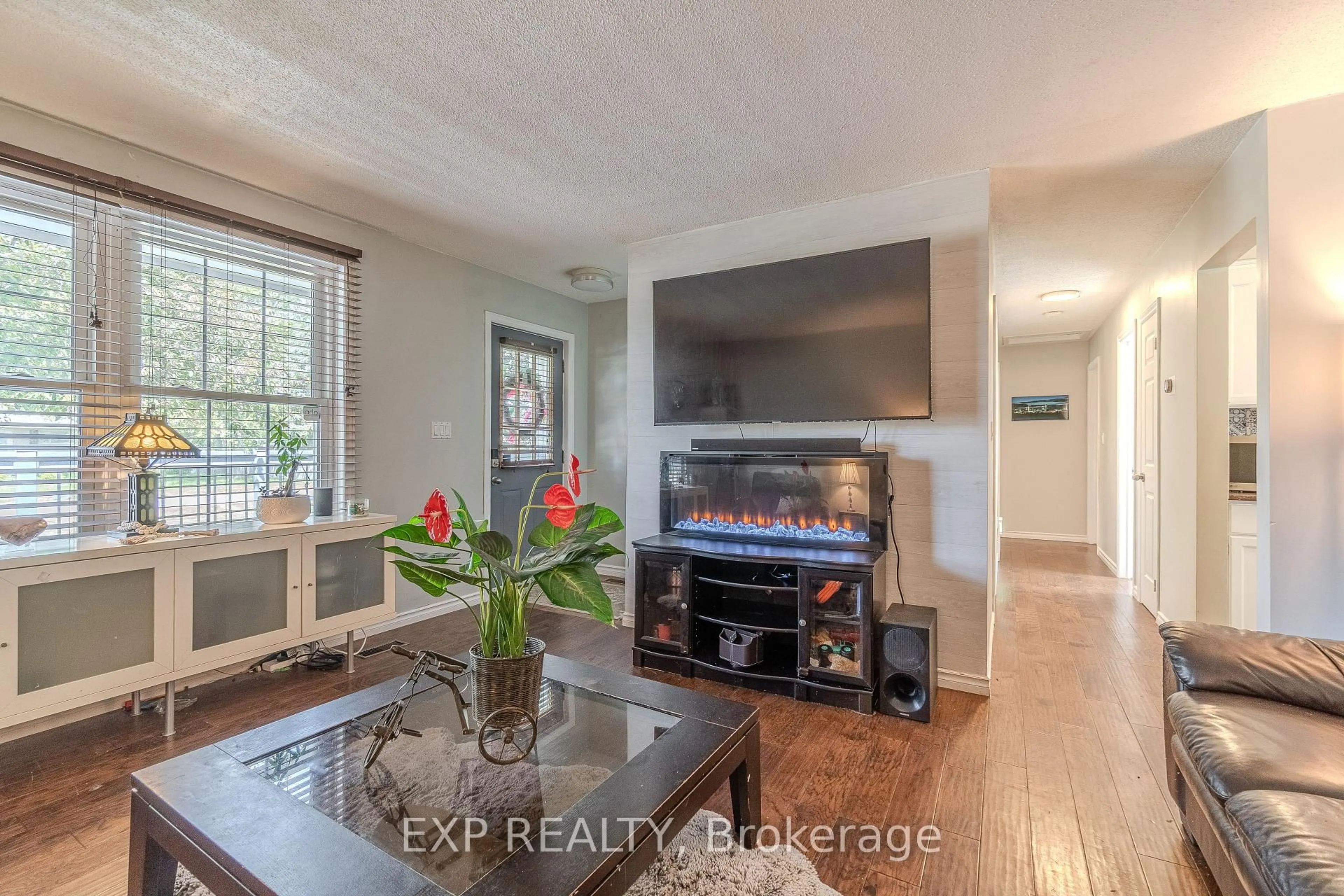 Open concept kitchen, unknown for 3530 Edinburgh Rd, Fort Erie Ontario L0S 1S0