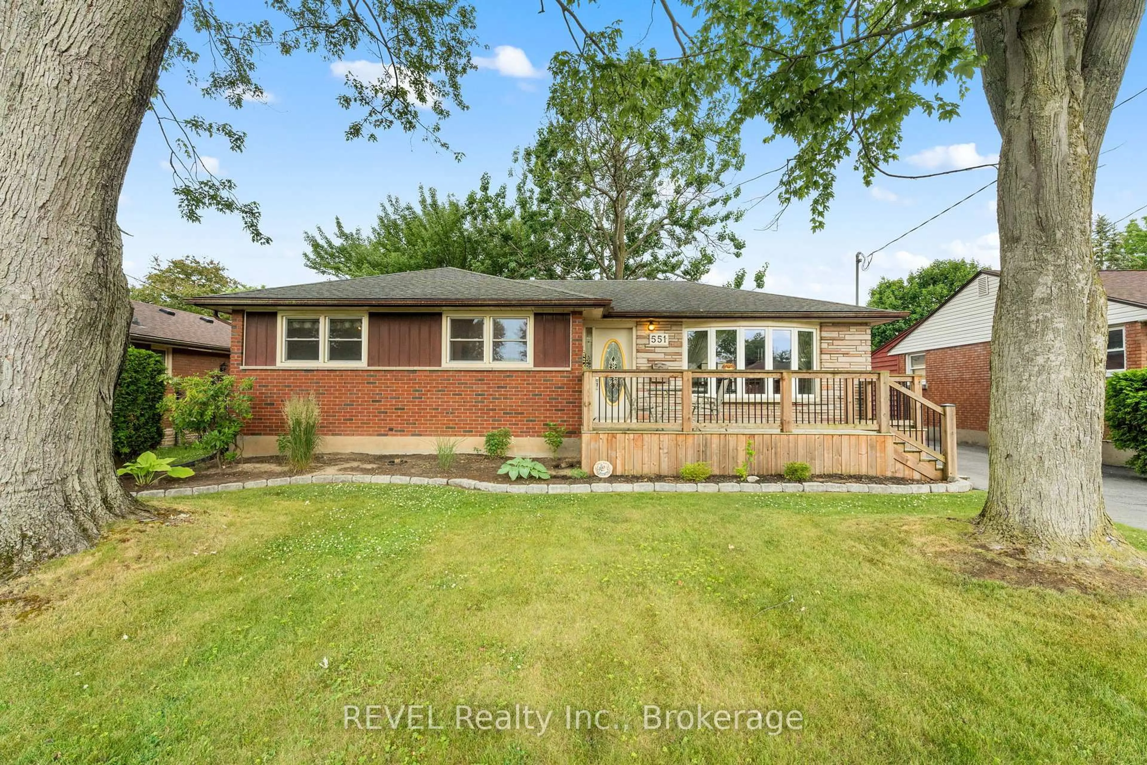 Home with brick exterior material, street for 551 Alan Ave, Welland Ontario L3C 2Z1