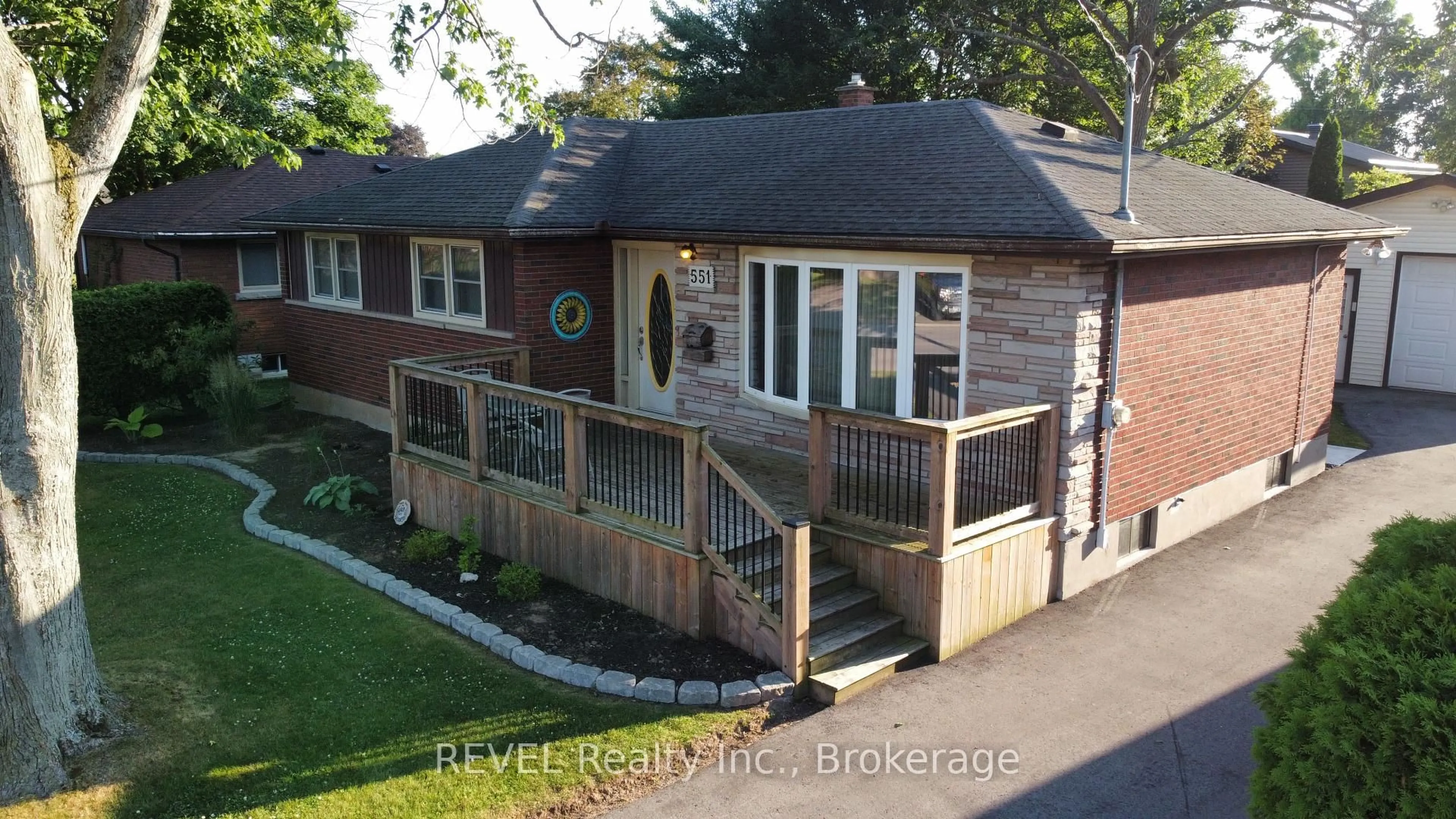 A pic from outside/outdoor area/front of a property/back of a property/a pic from drone, unknown for 551 Alan Ave, Welland Ontario L3C 2Z1