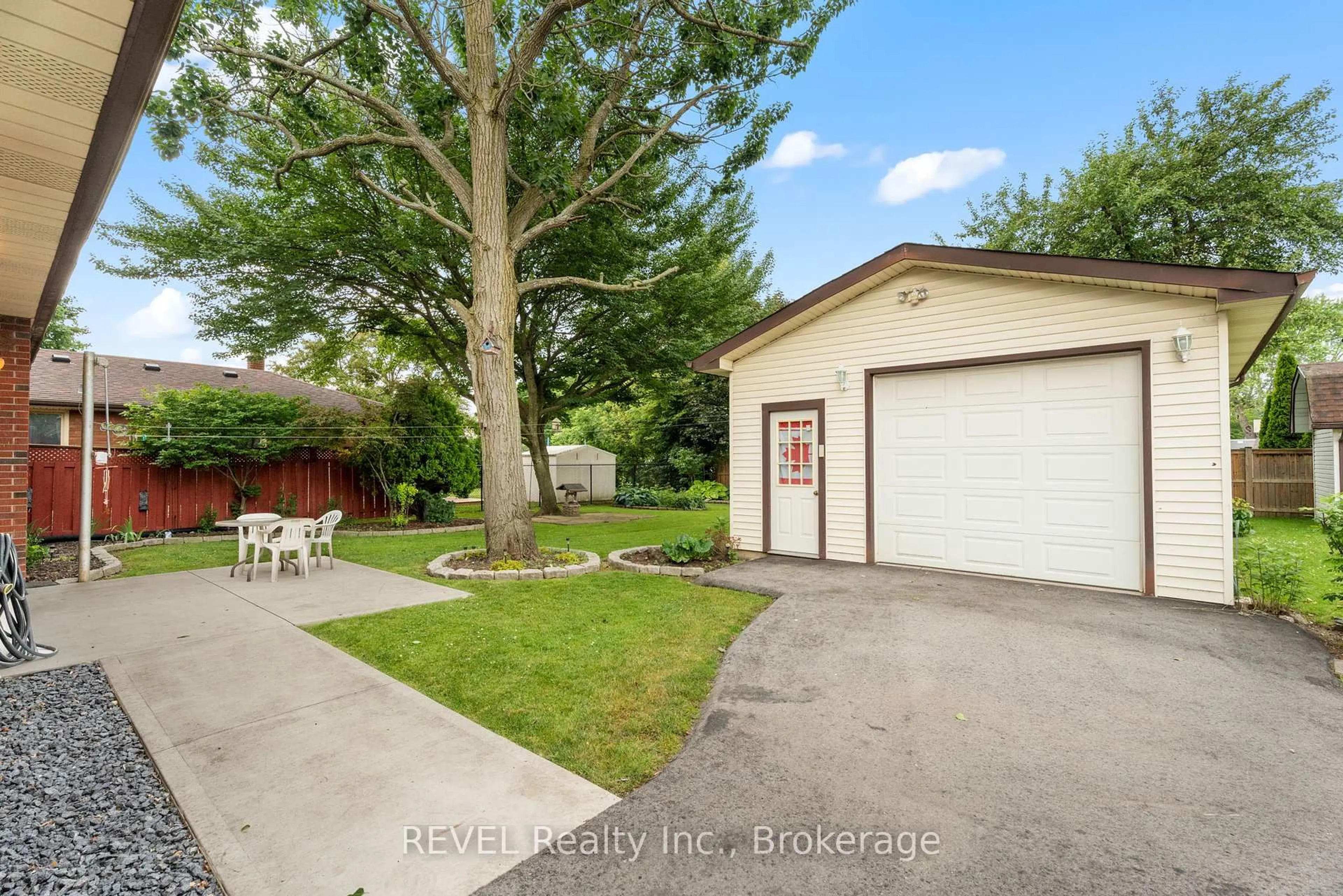 A pic from outside/outdoor area/front of a property/back of a property/a pic from drone, street for 551 Alan Ave, Welland Ontario L3C 2Z1