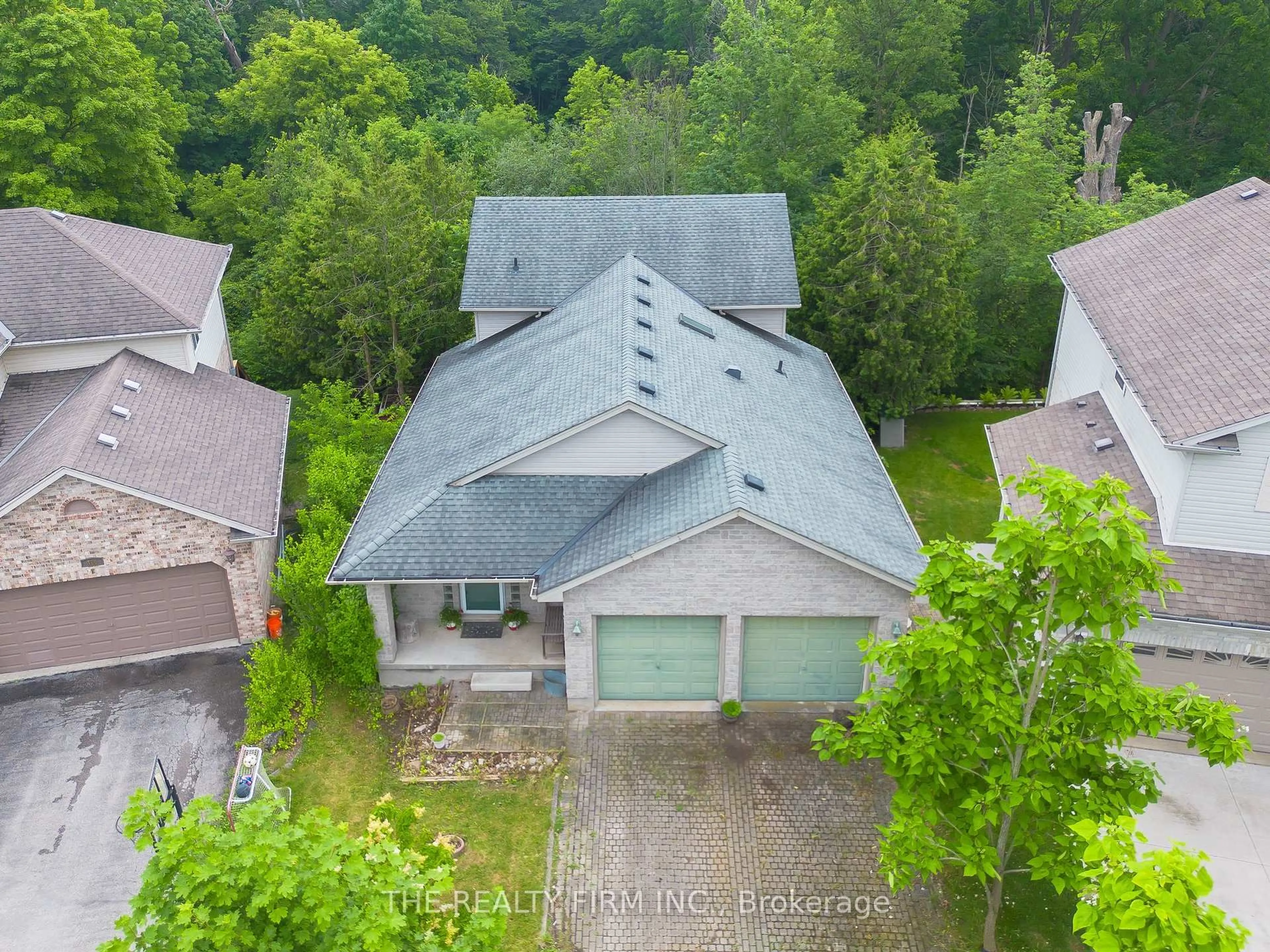 A pic from outside/outdoor area/front of a property/back of a property/a pic from drone, unknown for 370 Jonathan St, London South Ontario N5Z 5C8