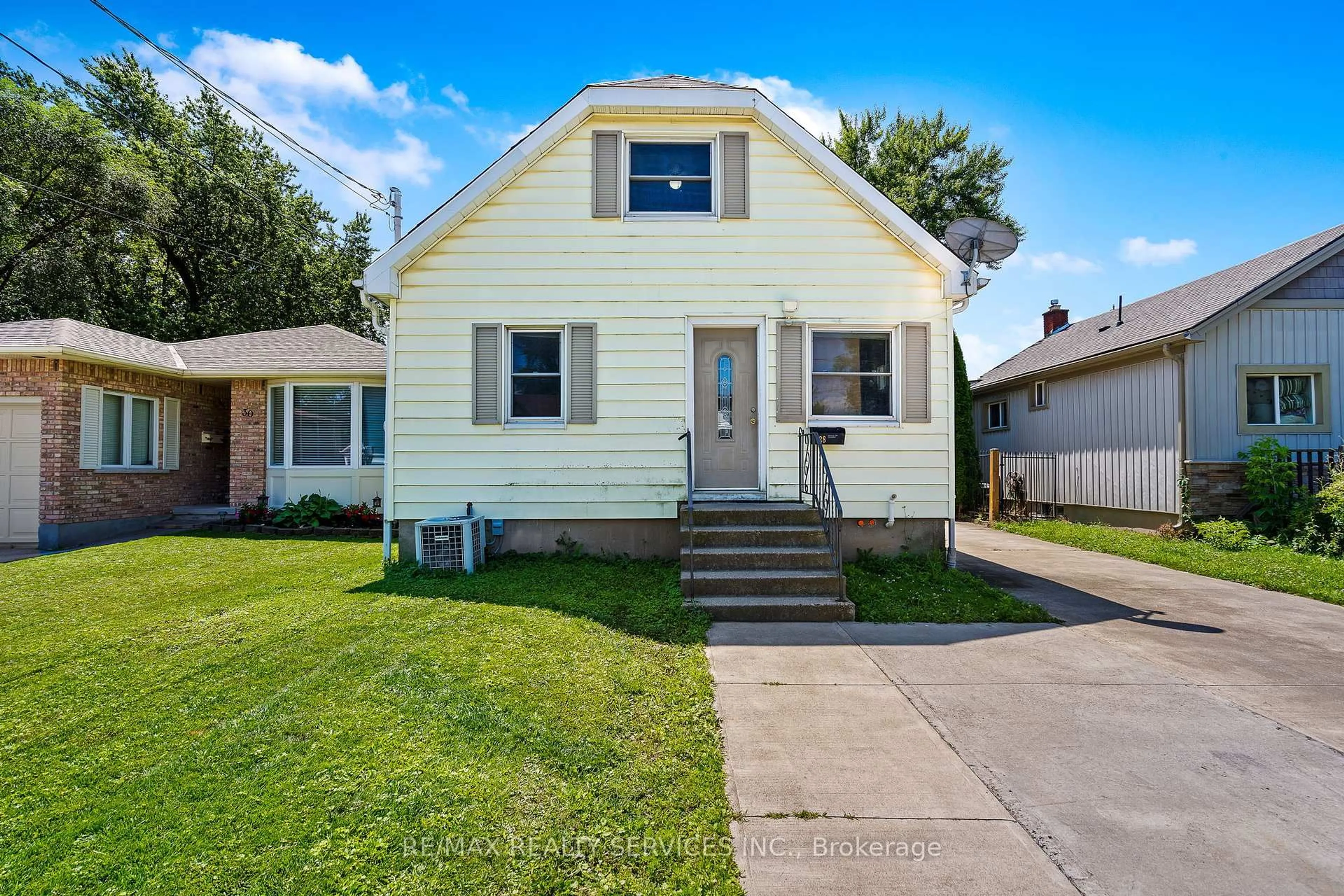 Home with vinyl exterior material, street for 28 Alexandra Blvd, St. Catharines Ontario L2P 1J9