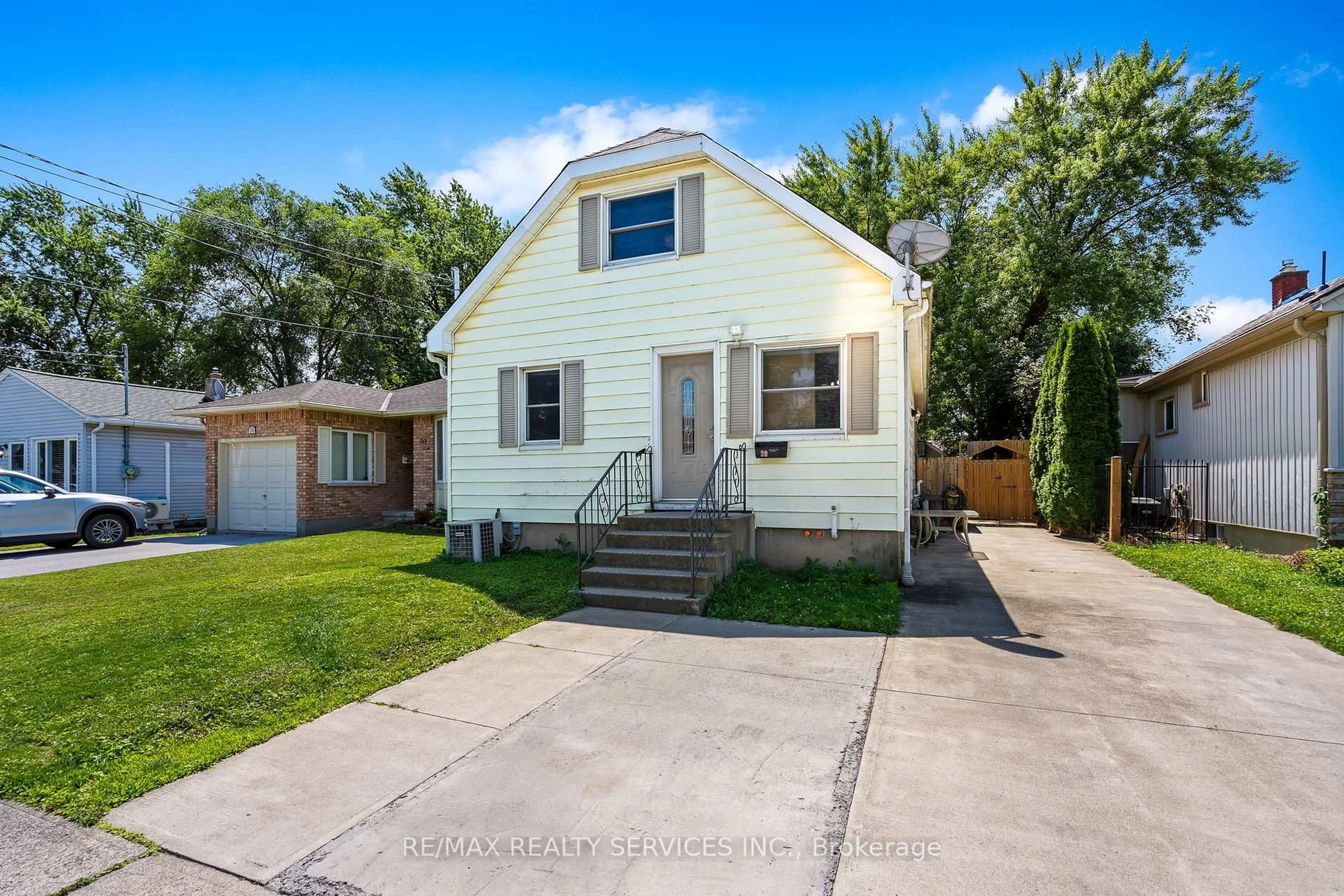 Home with vinyl exterior material, street for 28 Alexandra Blvd, St. Catharines Ontario L2P 1J9