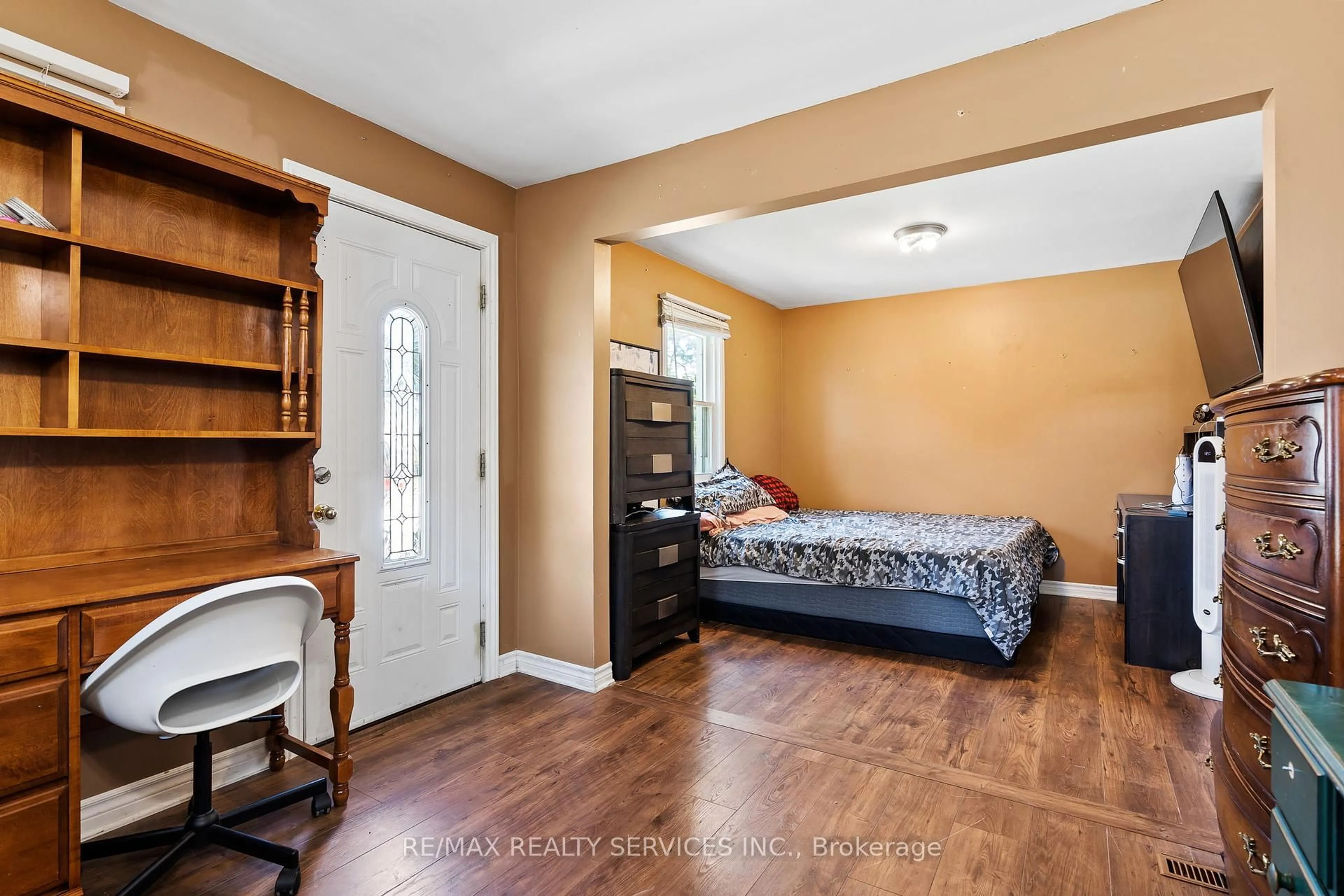 A pic of a room for 28 Alexandra Blvd, St. Catharines Ontario L2P 1J9