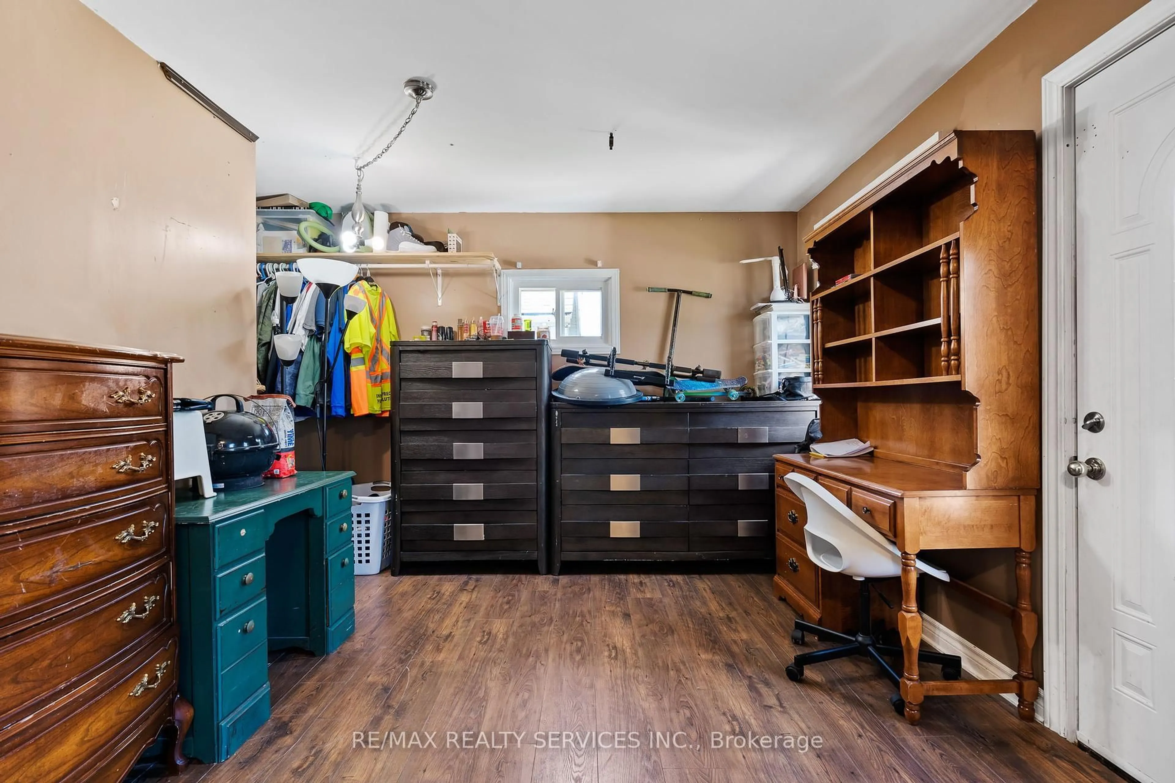 Laundry room for 28 Alexandra Blvd, St. Catharines Ontario L2P 1J9
