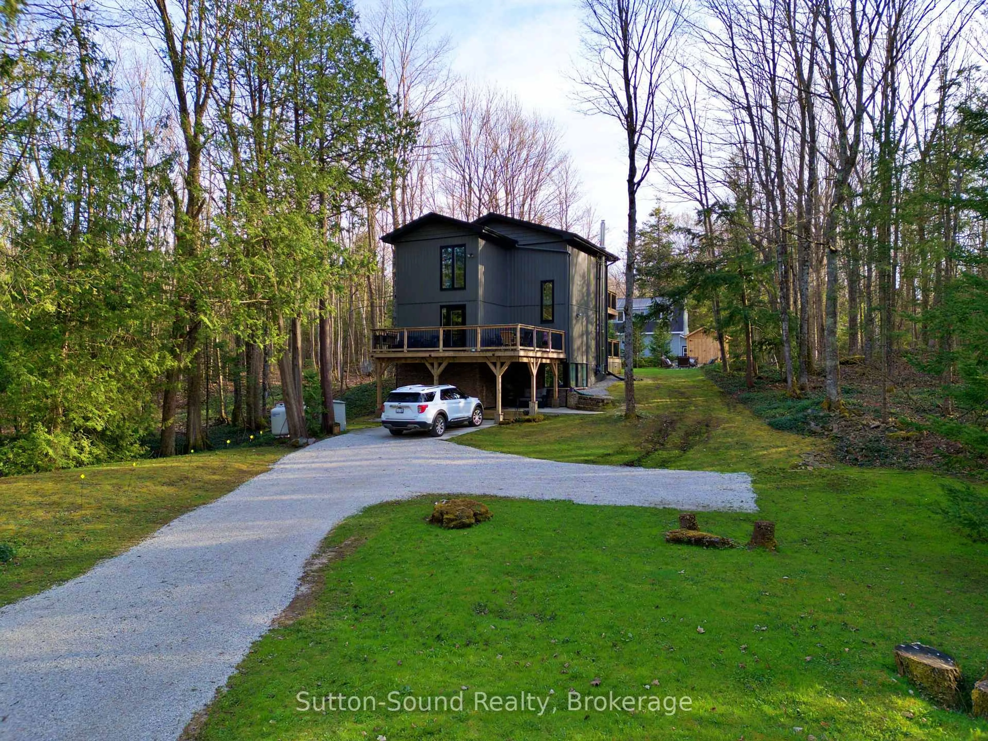 A pic from outside/outdoor area/front of a property/back of a property/a pic from drone, street for 134 Lakeview Dr, Georgian Bluffs Ontario N0H 2T0