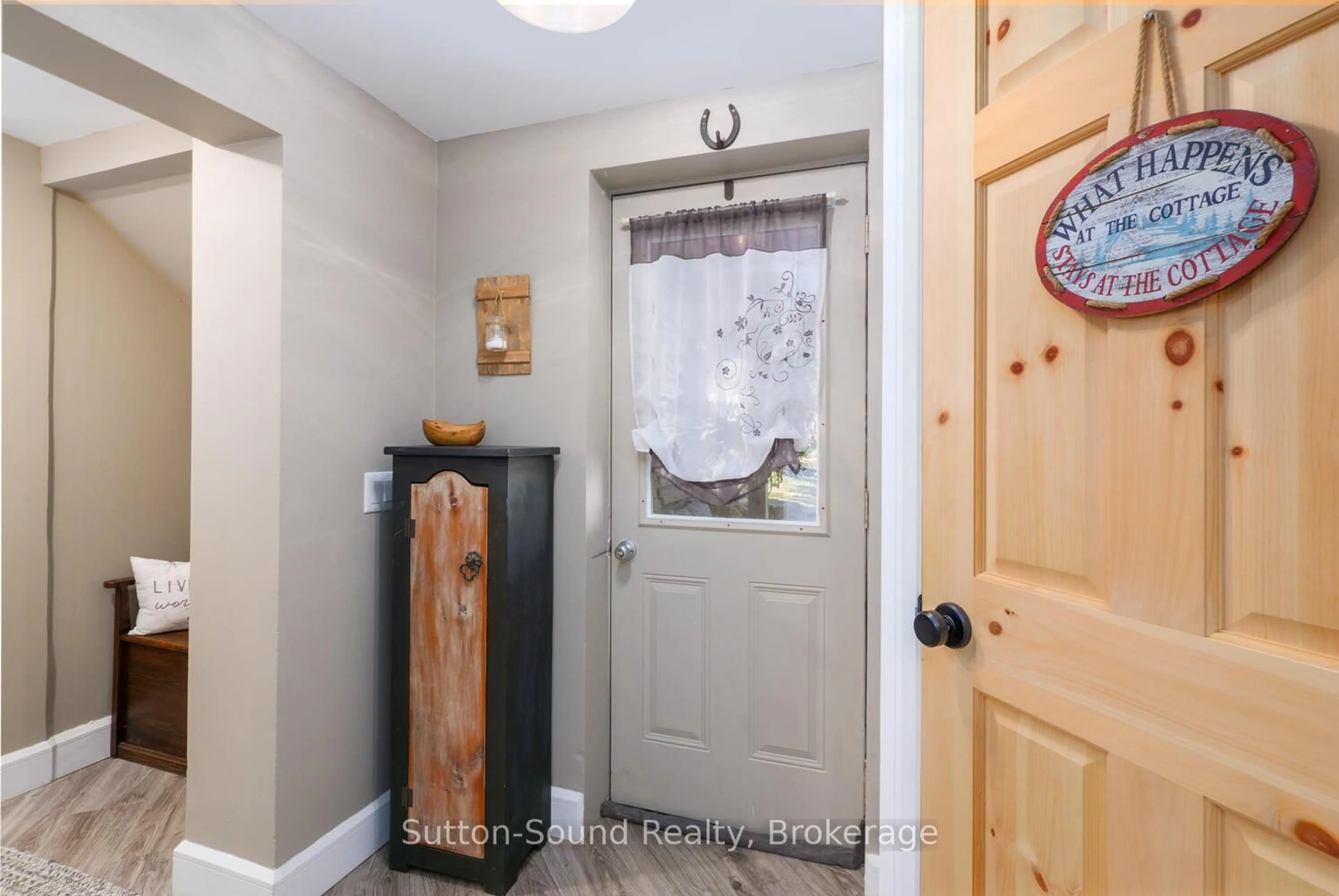 Indoor entryway for 134 Lakeview Dr, Georgian Bluffs Ontario N0H 2T0