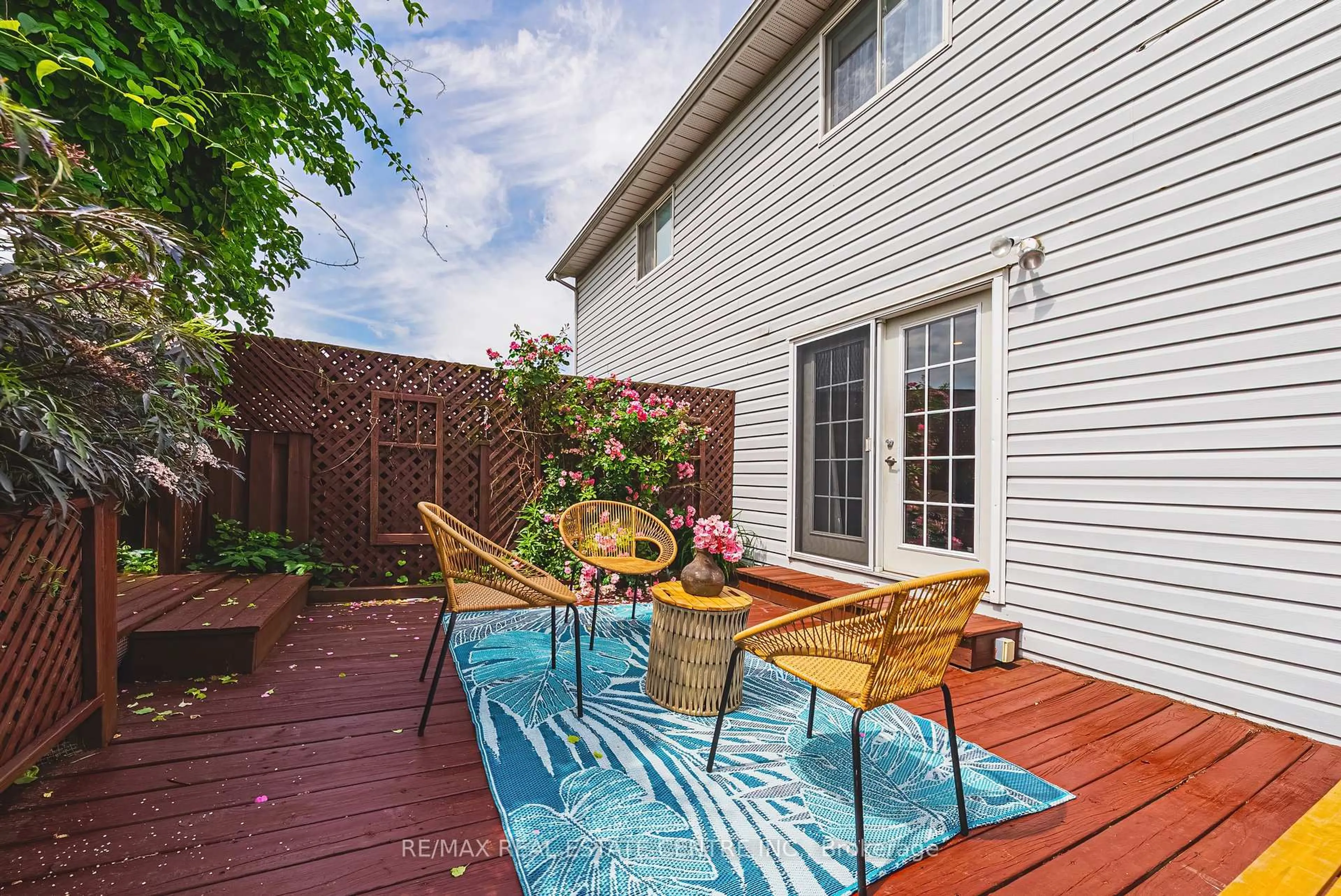 Patio, street for 77 DYER Crt, Cambridge Ontario N3C 4B8