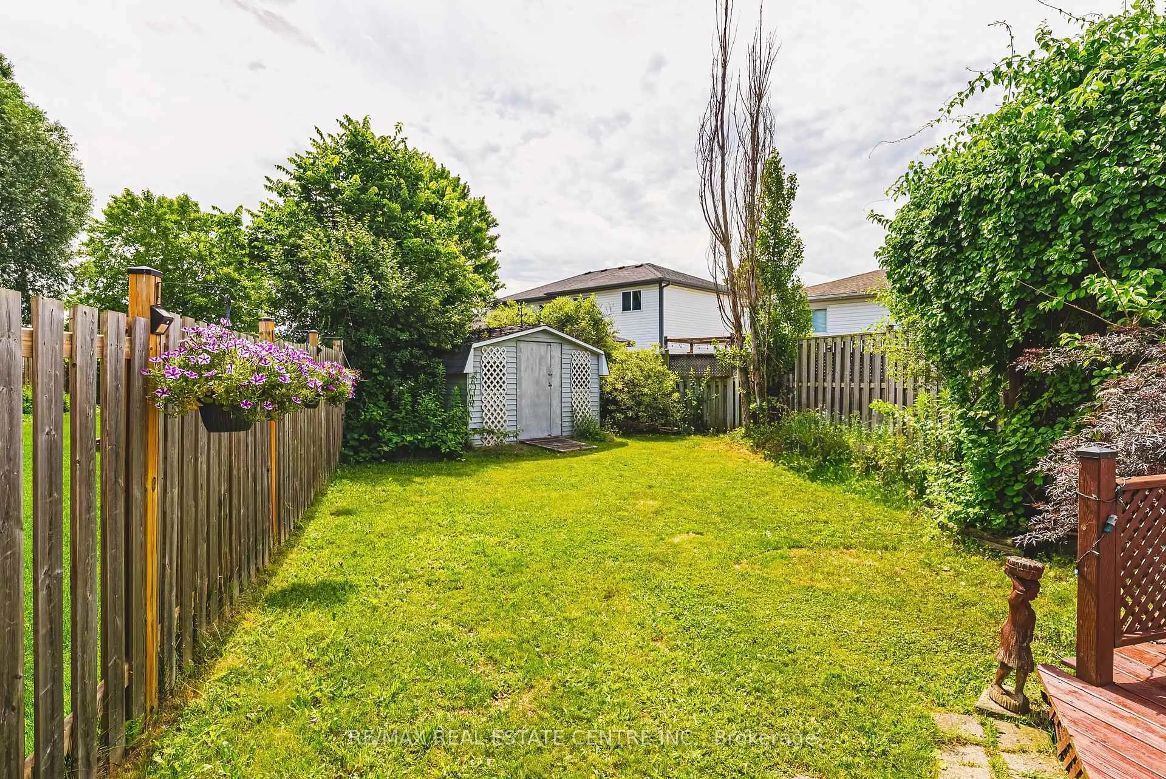 A pic from outside/outdoor area/front of a property/back of a property/a pic from drone, street for 77 DYER Crt, Cambridge Ontario N3C 4B8