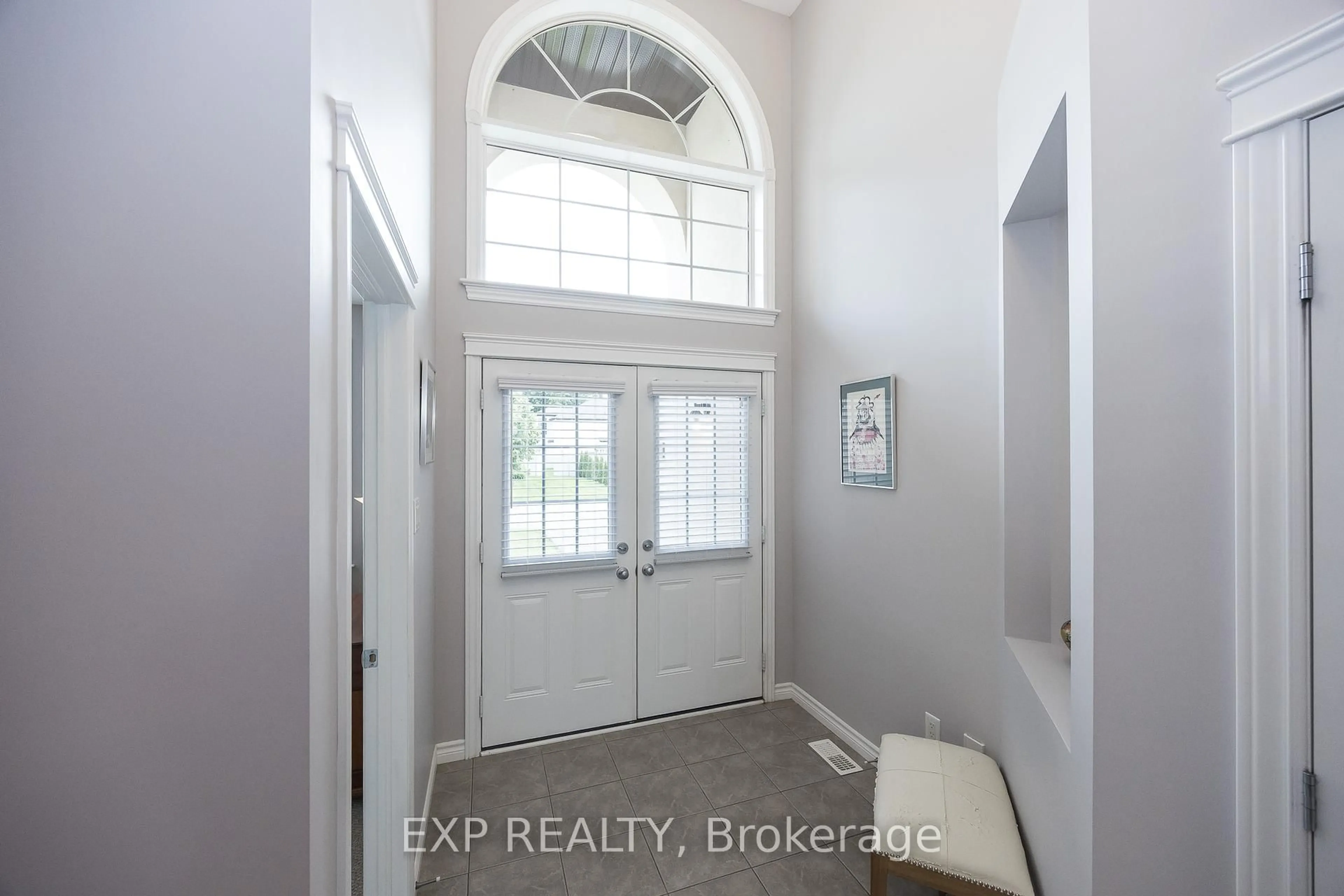 Indoor entryway for 31 Gertie St, Richmond Ontario K0A 2Z0