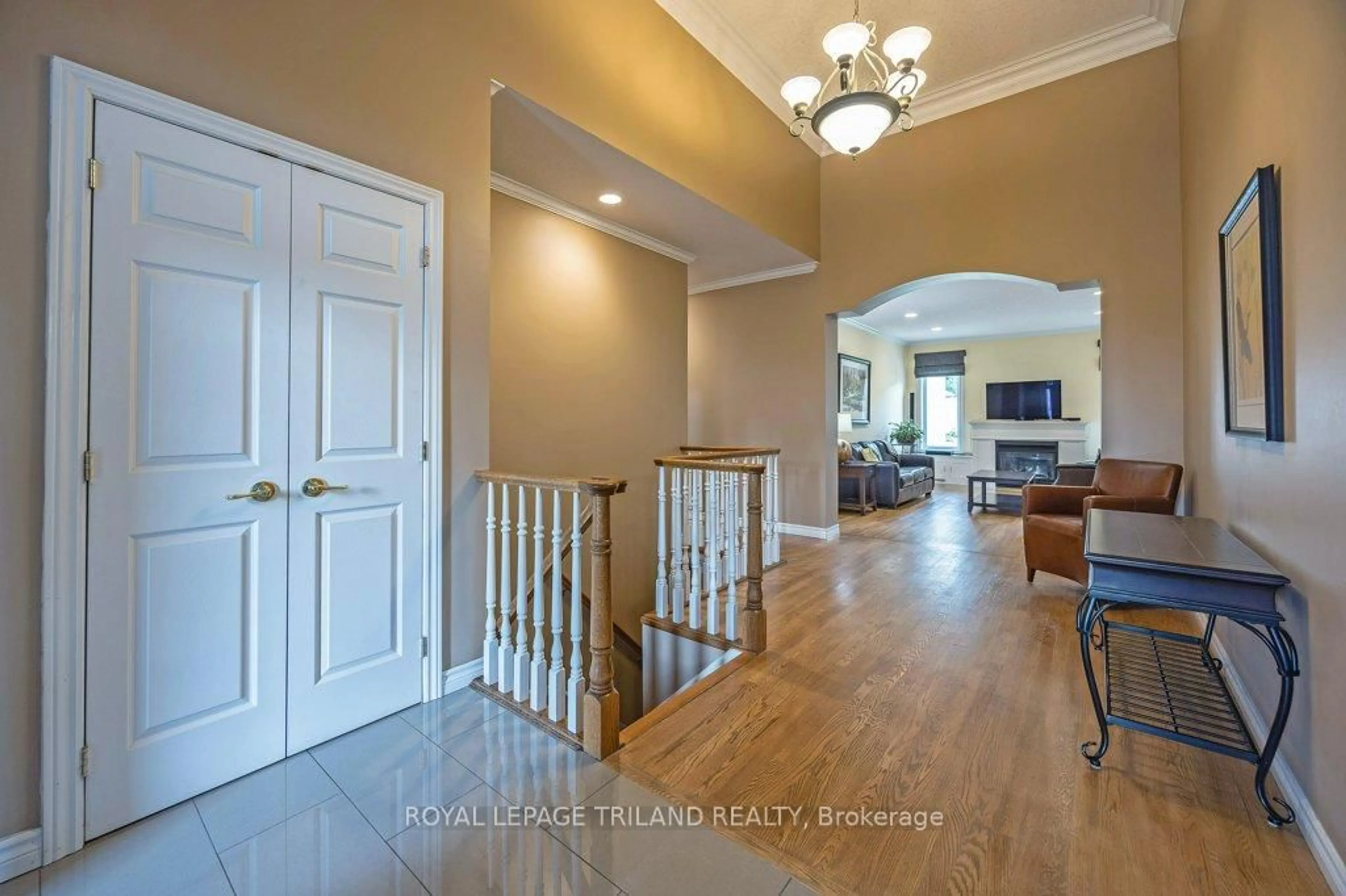 Indoor foyer for 1023 Manchester Rd, London North Ontario N6H 5J1
