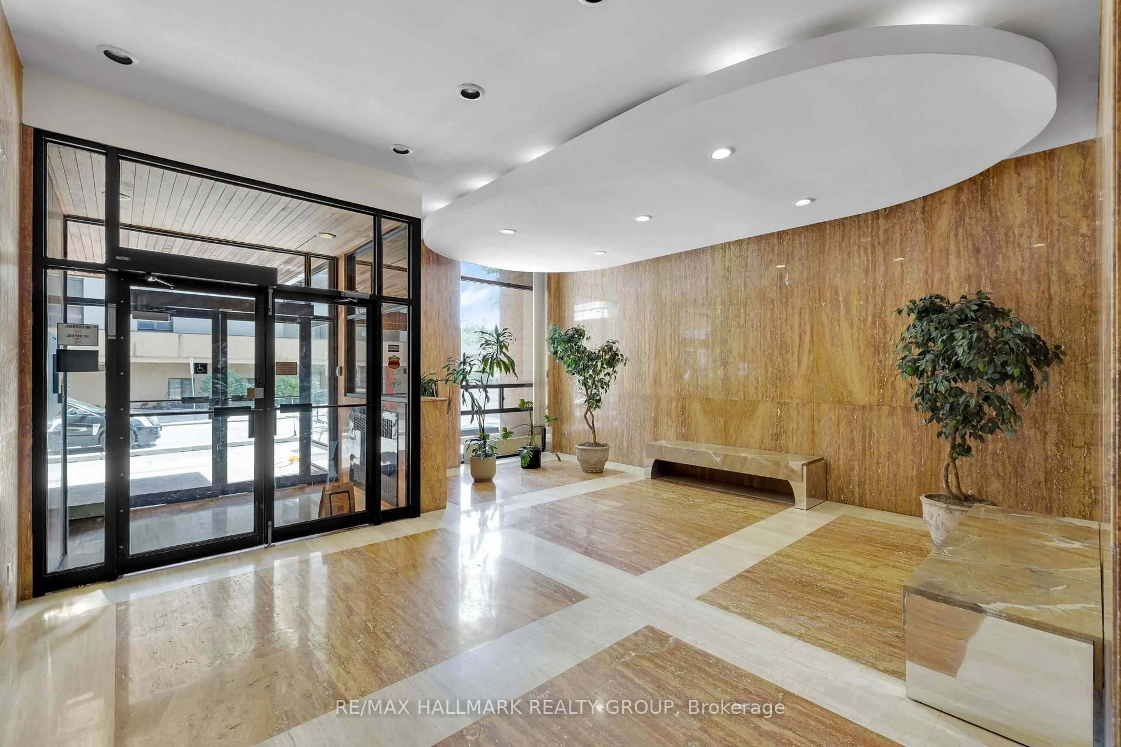Indoor foyer for 475 Laurier Ave #104, Ottawa Ontario K1R 7X1