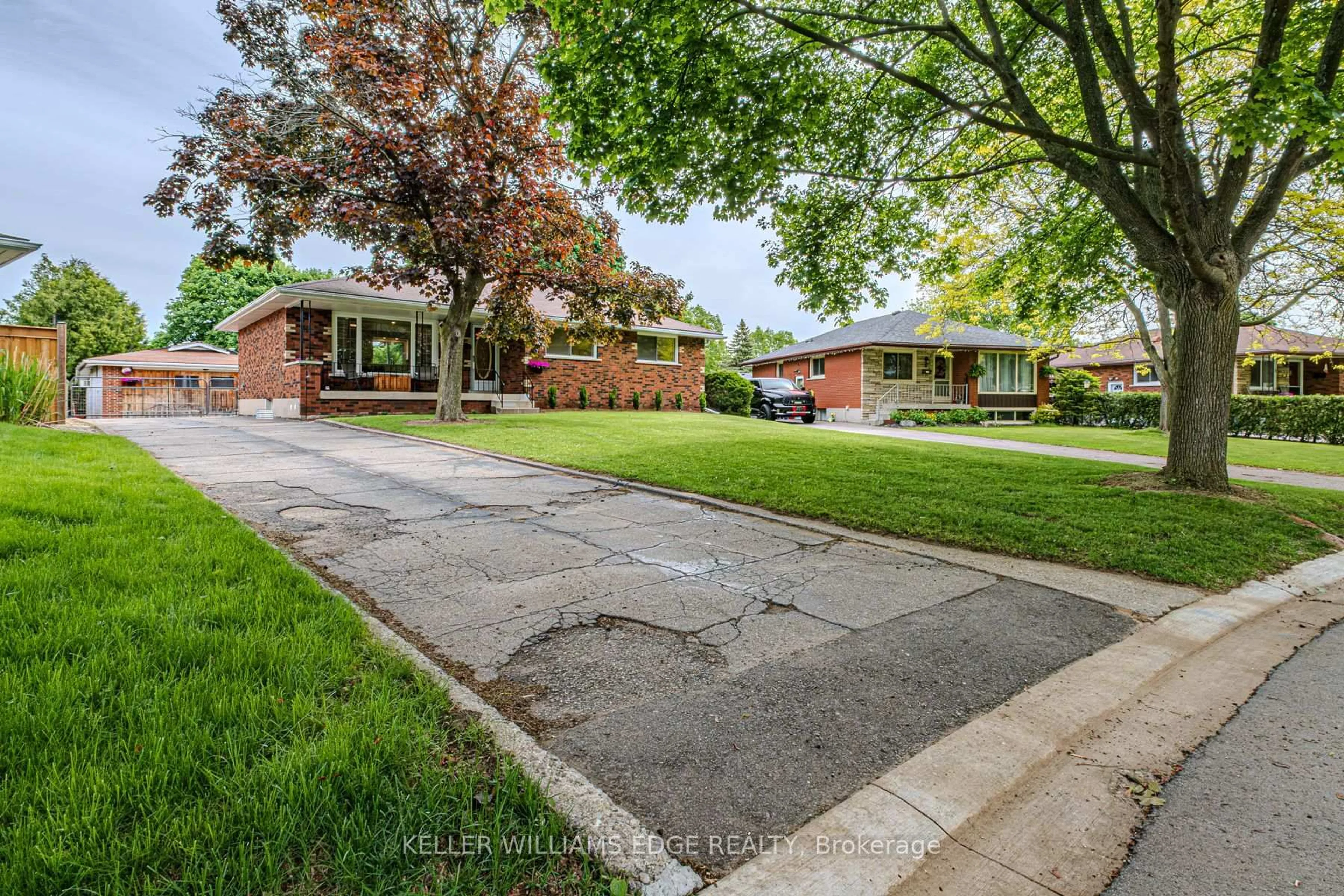 Home with brick exterior material, street for 8 Robroy Crt, Brantford Ontario N3R 3E3
