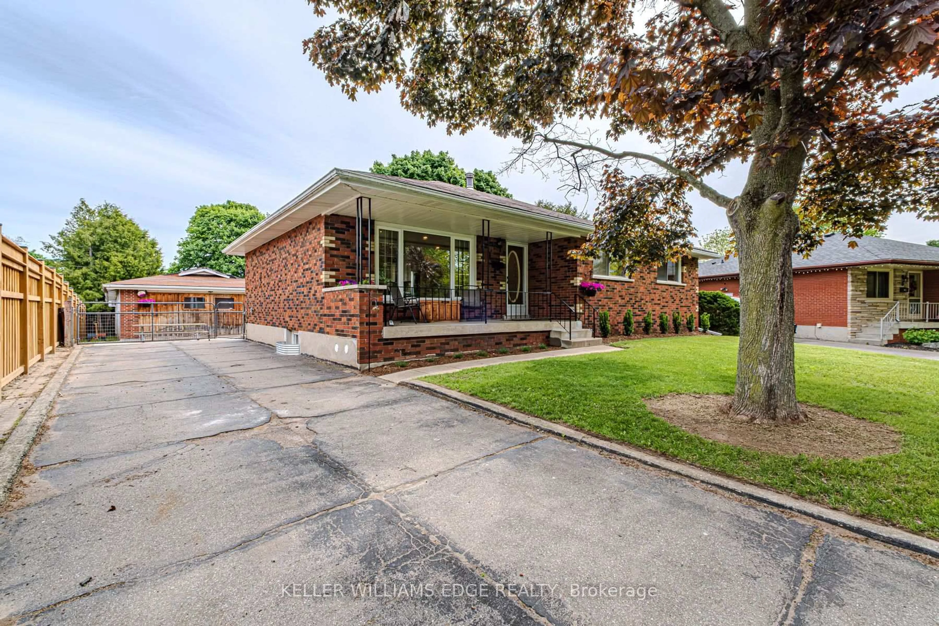 Home with brick exterior material, street for 8 Robroy Crt, Brantford Ontario N3R 3E3