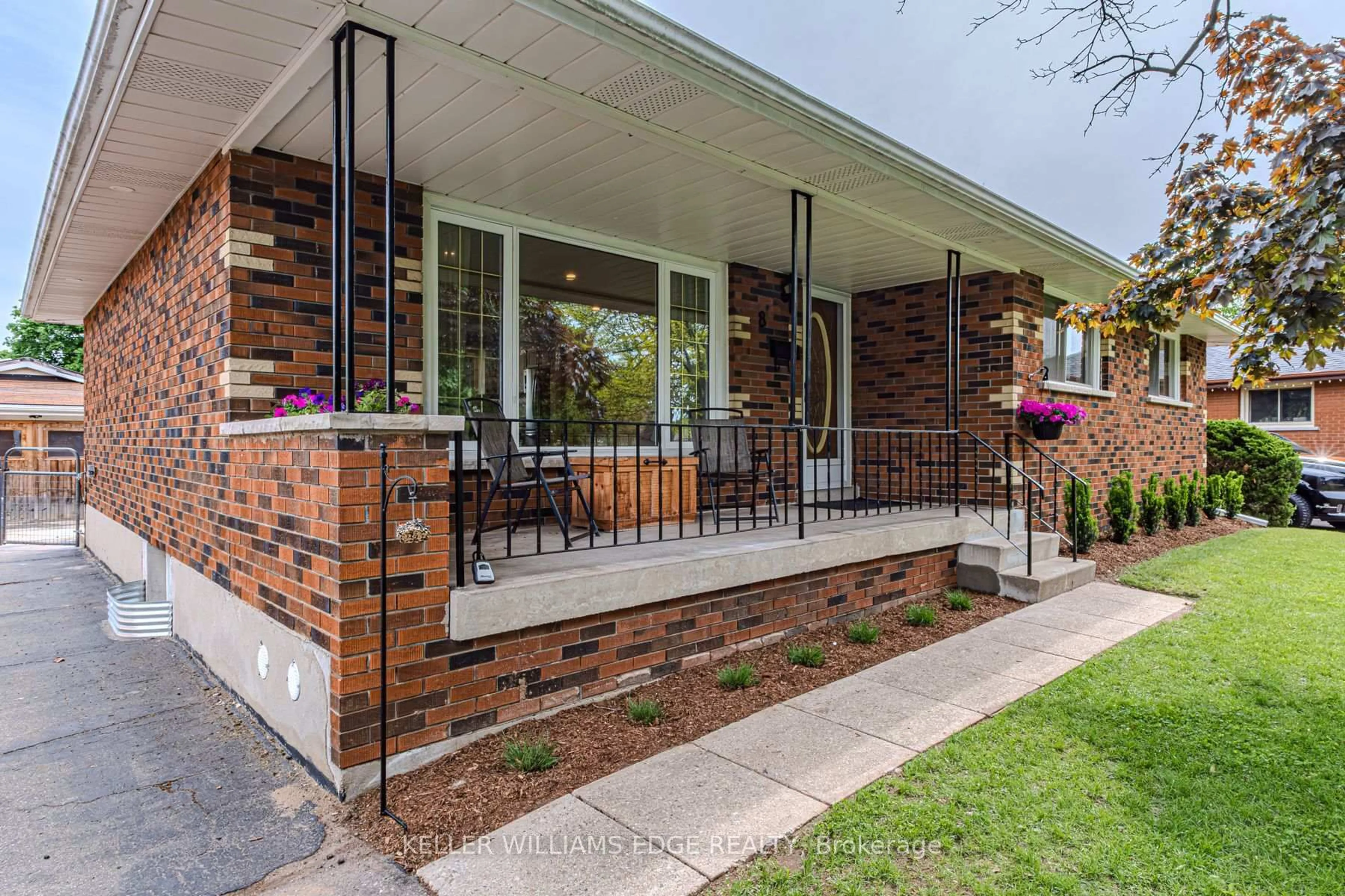 Home with brick exterior material, street for 8 Robroy Crt, Brantford Ontario N3R 3E3