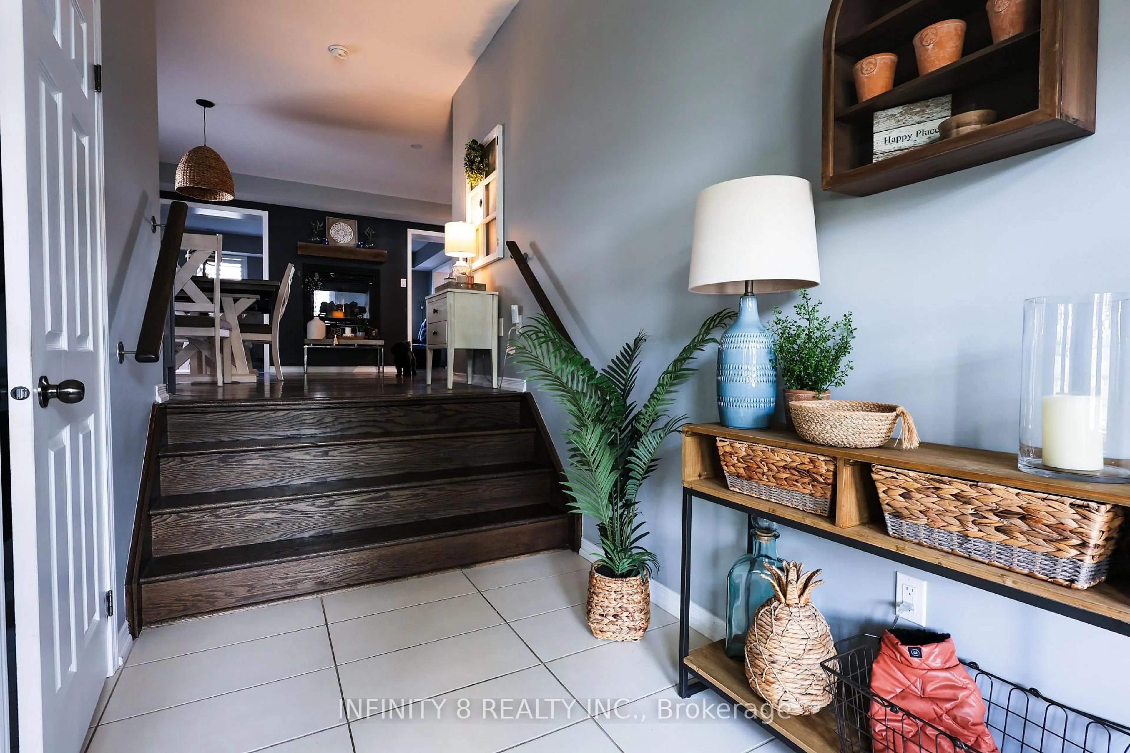 Indoor entryway for 7693 Butternut Blvd, Niagara Falls Ontario L2H 0K8