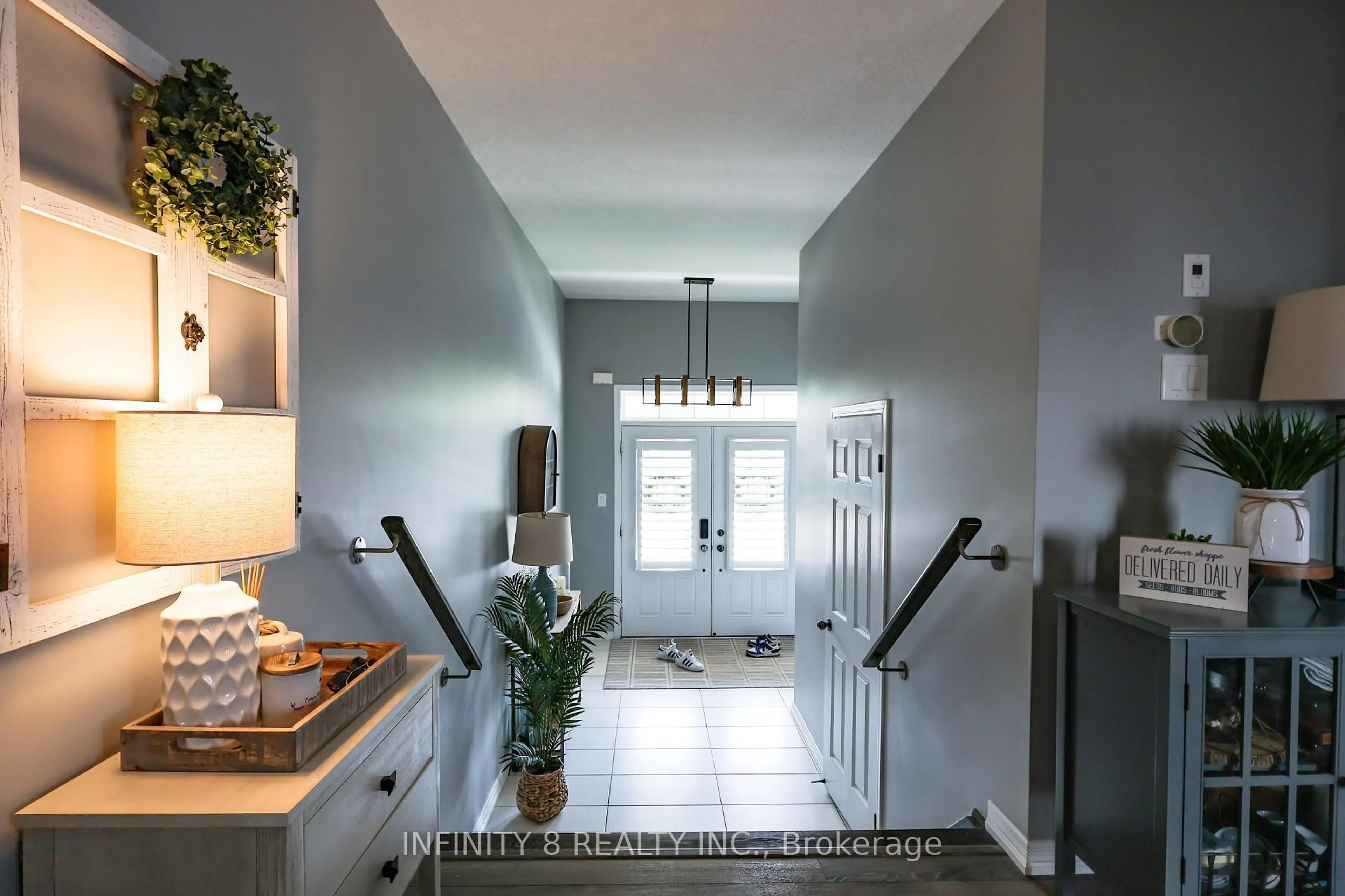 Indoor entryway for 7693 Butternut Blvd, Niagara Falls Ontario L2H 0K8