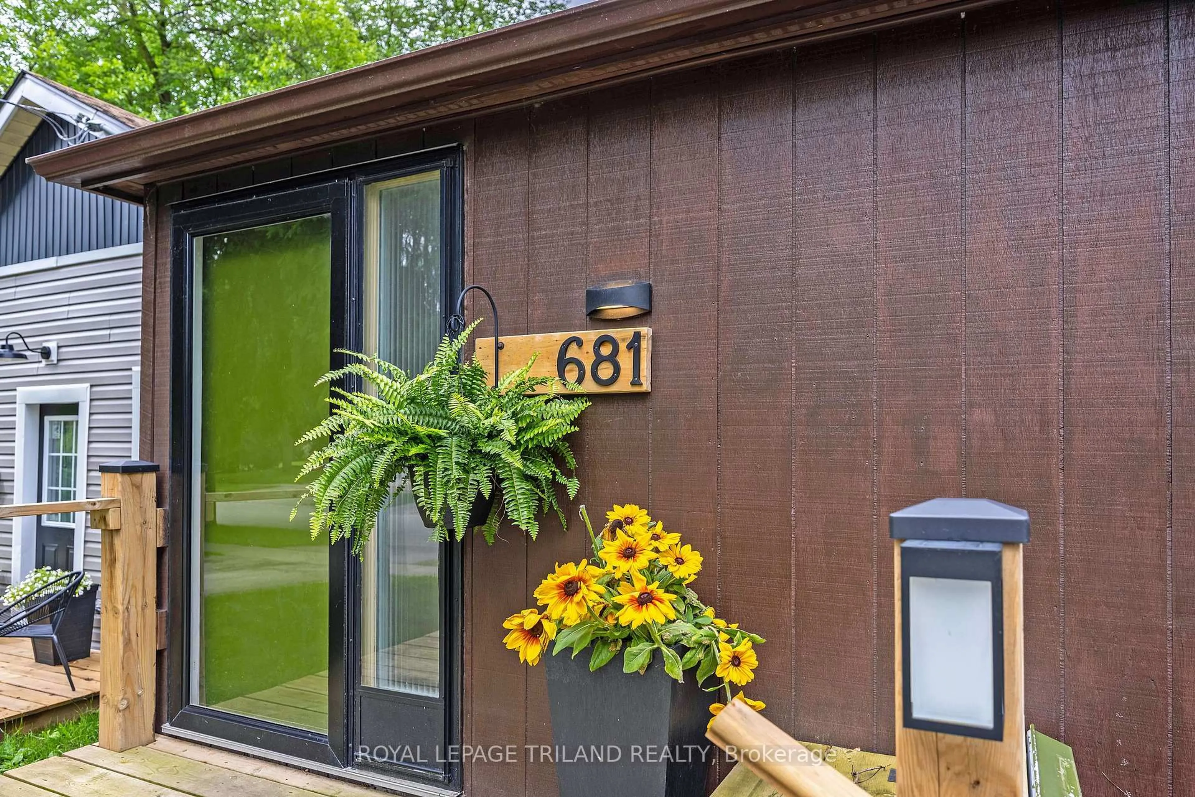 Indoor entryway for 681 William St, London East Ontario N5Y 2R3