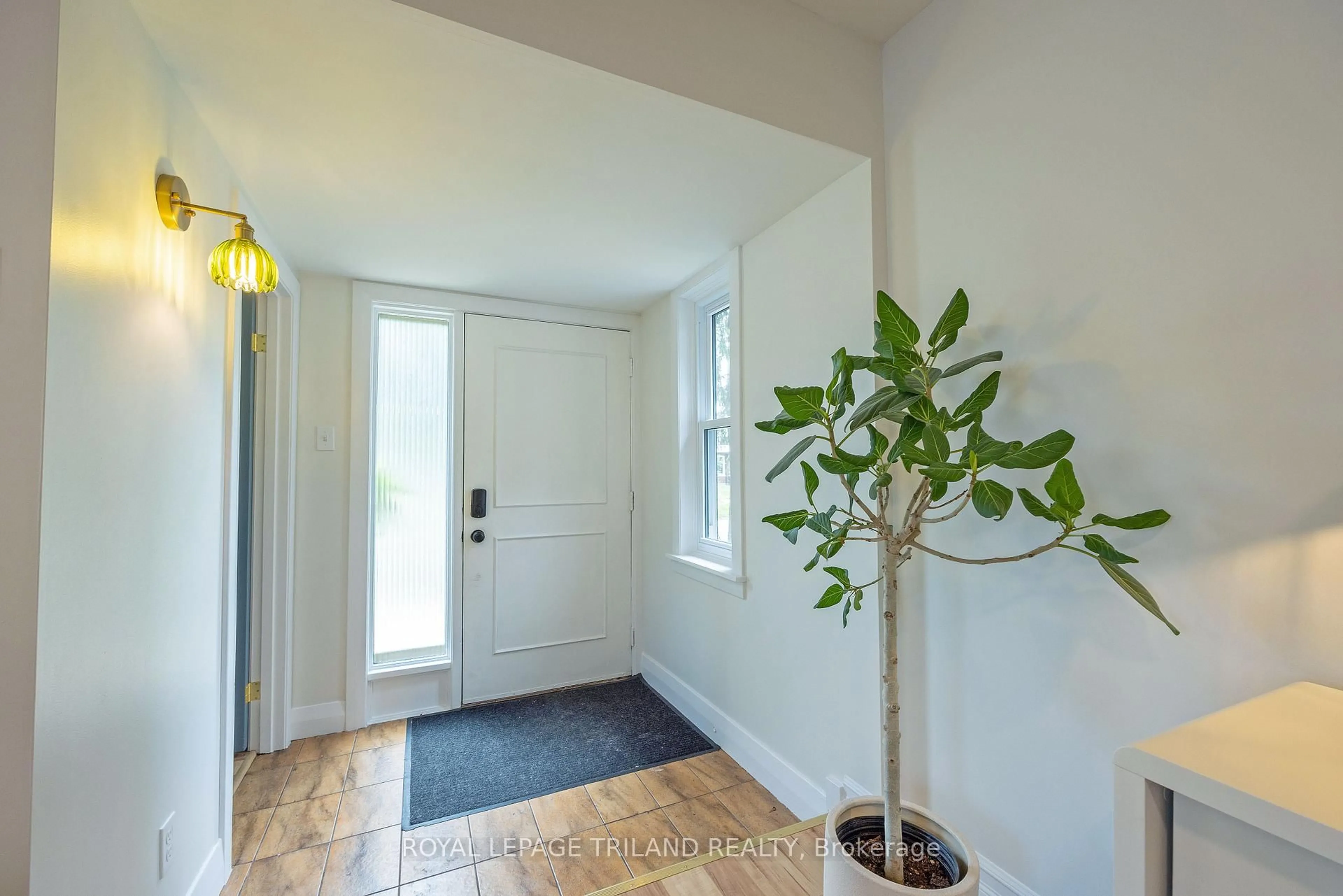 Indoor entryway for 681 William St, London East Ontario N5Y 2R3